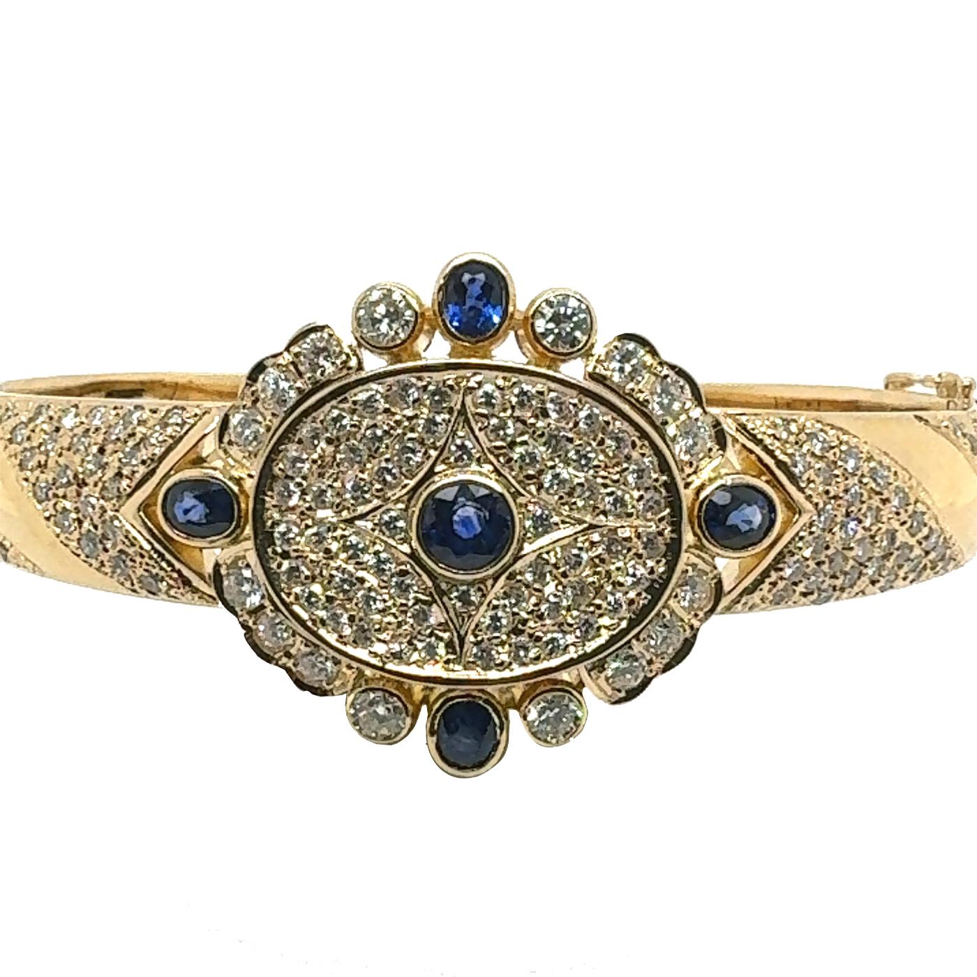 Edelstein
Saphir: 1,93 ct.
Diamant: 2,863 ct.
Metall: 18K Gelbgold

         Der Royal Sapphire and Diamond Bangle besticht durch sein raffiniertes Design mit einem ovalen Motiv in der Mitte, das mit pavégefassten Diamanten besetzt ist. Der zentrale