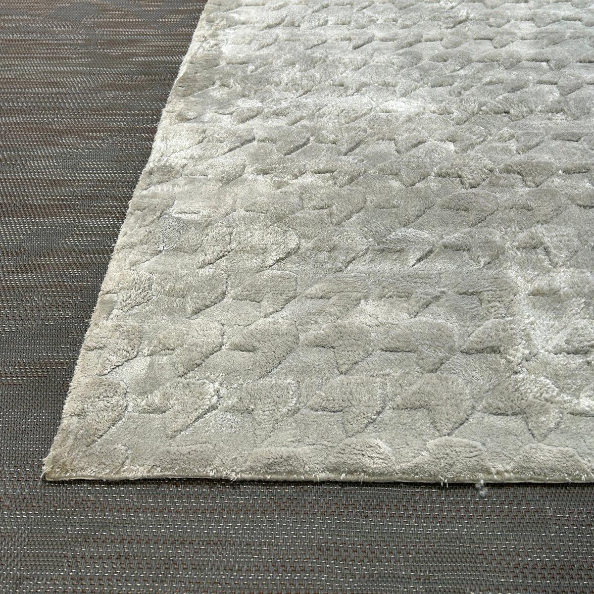 Der Chevron-Teppich von The Rug Company bringt zeitlose Eleganz in jedes Interieur. Er ist aus hochwertigen MATERIALEN gefertigt und verbindet Langlebigkeit mit luxuriösem Komfort. Sein charakteristisches Chevron-Muster verleiht ihm einen modernen