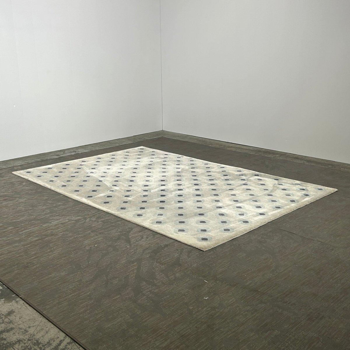 Der Teppich Nazar von The Rug Company verleiht jedem Interieur einen Hauch von Opulenz. Er ist aus den besten Materialien handgefertigt und besticht durch ein geometrisches Muster in satten Grautönen. Mit seiner luxuriösen Textur und seinem