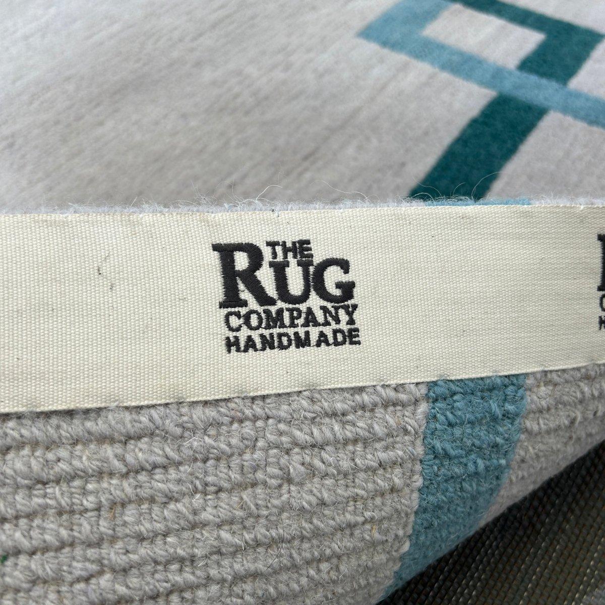 Il tappeto Square Chains di The Rug Company aggiunge un tocco di moderna raffinatezza a qualsiasi interno. Realizzato a mano con i migliori materiali, presenta un sorprendente motivo geometrico in blu e verde. Ricco di profondità e consistenza,