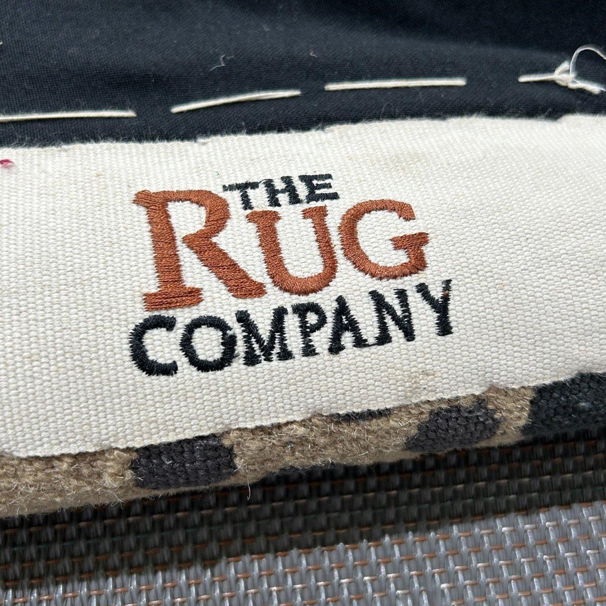 Introduci un tocco di eleganza esotica nella tua casa con il Tappeto Zebra di Diane von Furstenberg per The Rug Company. Questo tappeto di grande impatto presenta un audace motivo zebrato in bianco e nero, sapientemente realizzato a mano con