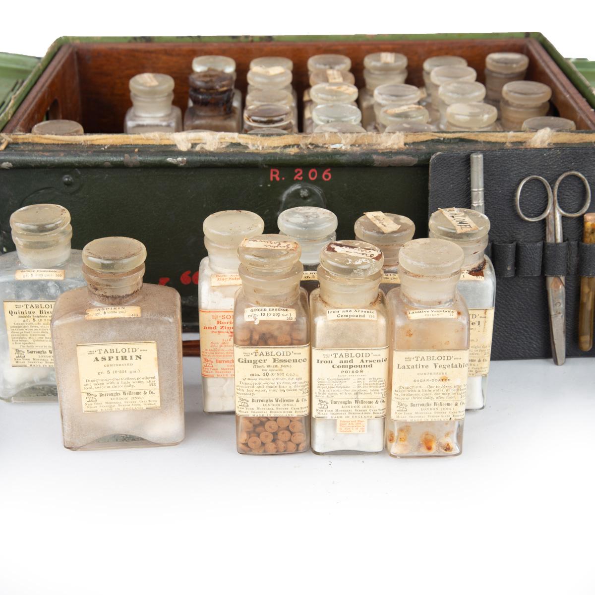La boîte à pharmacie expéditionnaire Y.S. St George de Burroughs, Wellcome and Co. en vente 4