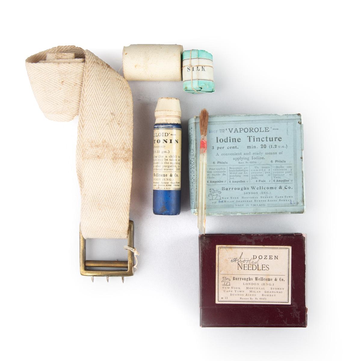 La boîte à pharmacie expéditionnaire Y.S. St George de Burroughs, Wellcome and Co. en vente 6