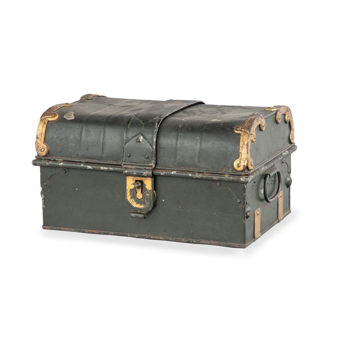 La boîte à pharmacie expéditionnaire Y.S. St George par Burroughs, Wellcome and Co, Londres, c.1924.

Boîte rectangulaire à charnière en tôle japannée avec un intérieur vert et deux tiroirs extensibles. L'intérieur comporte des tiroirs coulissants