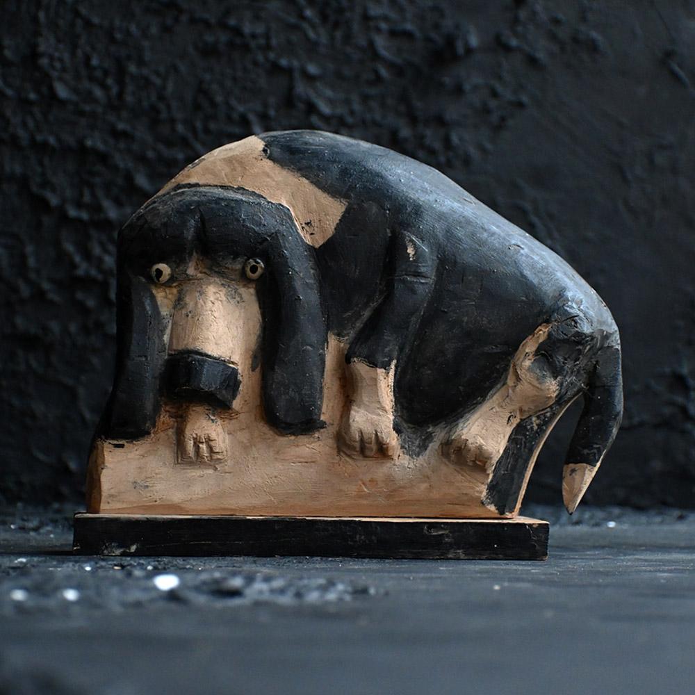 La Talla del Perro Triste por C. Beckstead 1949

Nos encanta este amiguito, llamado El Perro Triste, esculpido por C. Beckstead de Canadá en 1949. De pino. C. Beckstead es un artista folclórico de renombre, esta figura ingenua tiene una sola cara y
