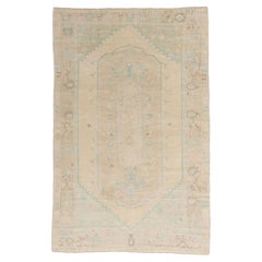 Vieux tapis turc Oushak avec un style de chalet gustavien et suédois