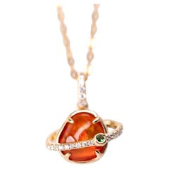 El Saturno - Collar de Oro Amarillo de 18 K con Ópalo de Fuego Mexicano y Diamante Tsavorita