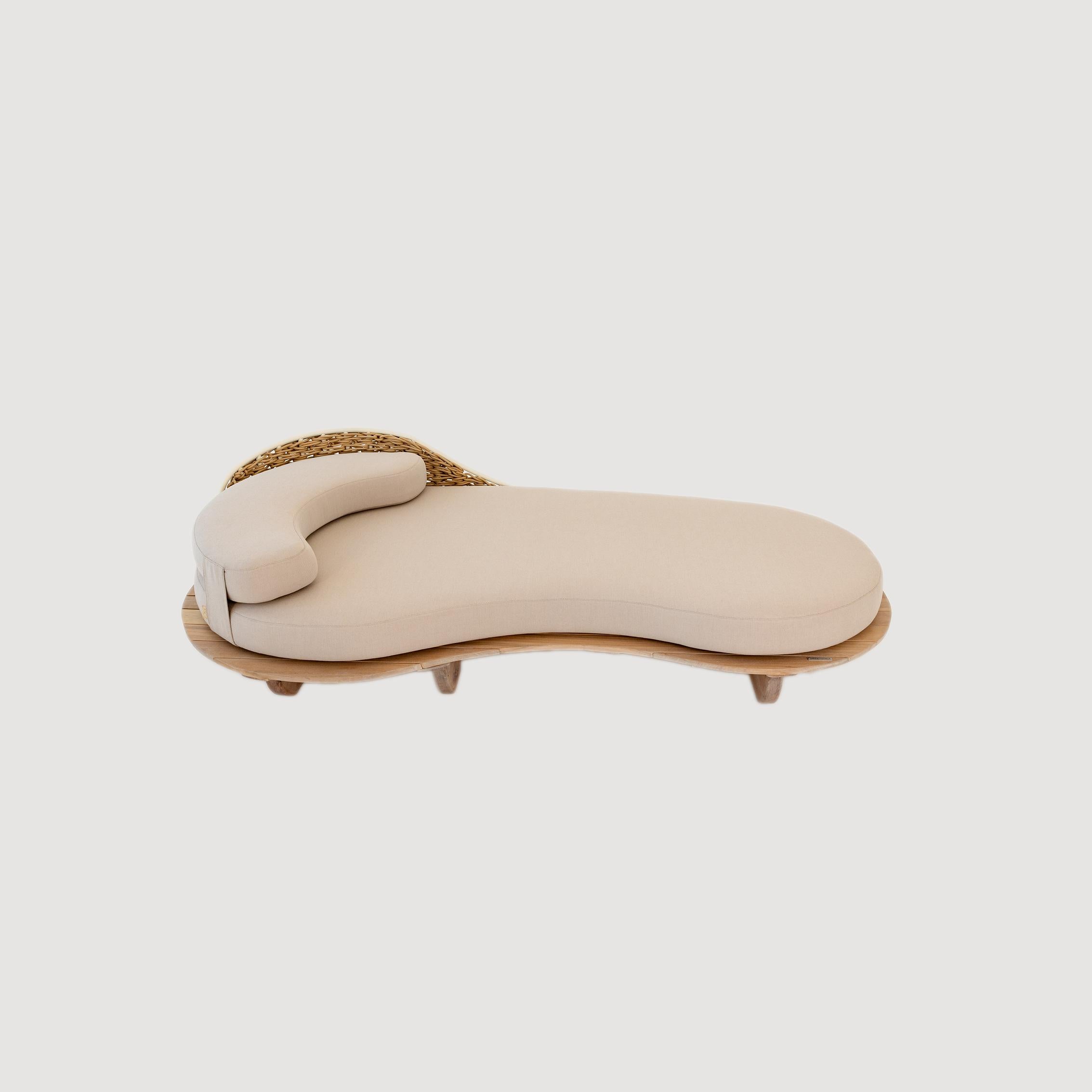 The Sayari Indoor / Outdoor Daybed Chaise and Table Kollektion von Studio Lloyd (Polster) im Angebot