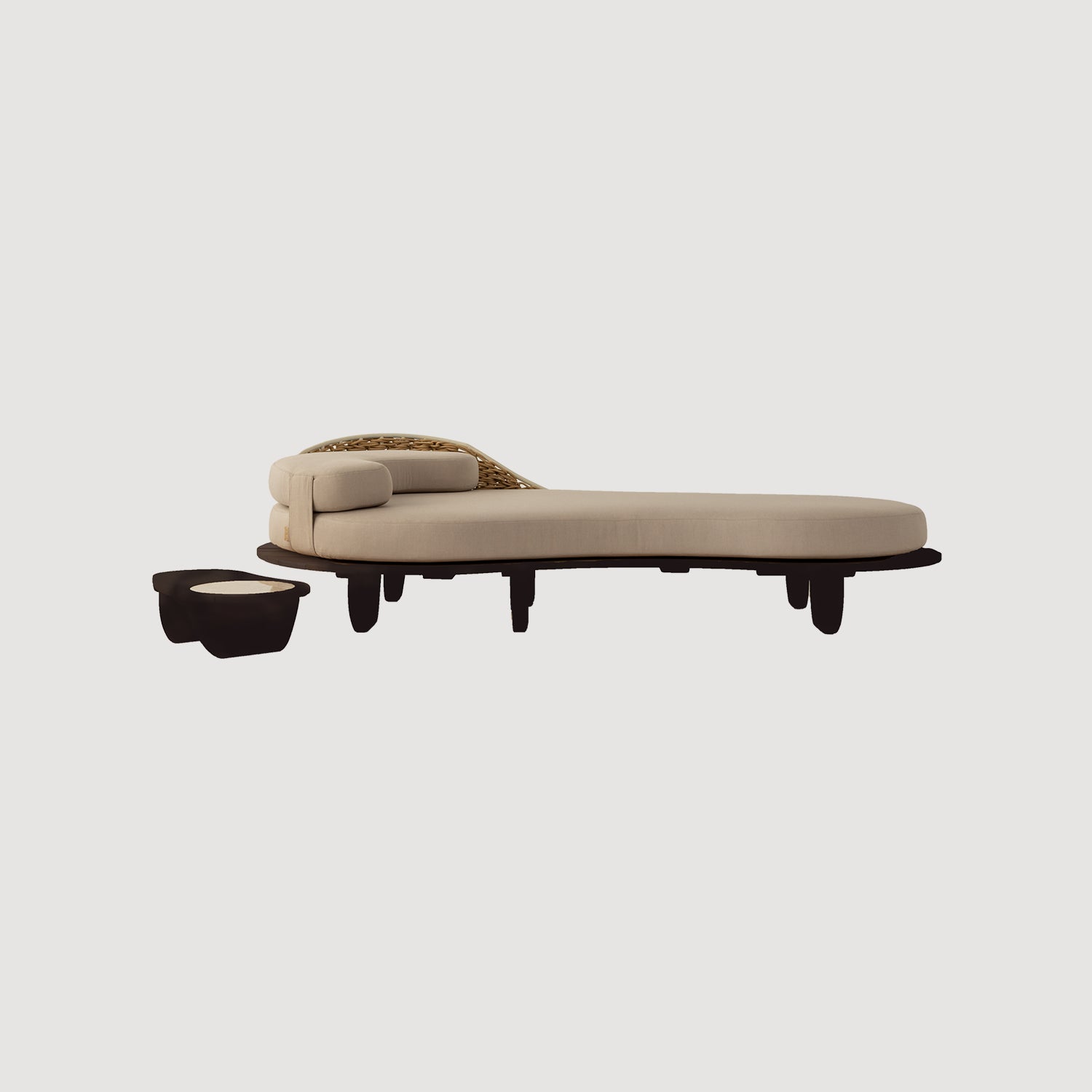 La collezione di tavoli e chaise longue per interni/esterni Sayari di Studio A Lloyd