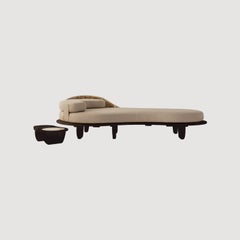 La collezione di tavoli e chaise longue per interni/esterni Sayari di Studio A Lloyd