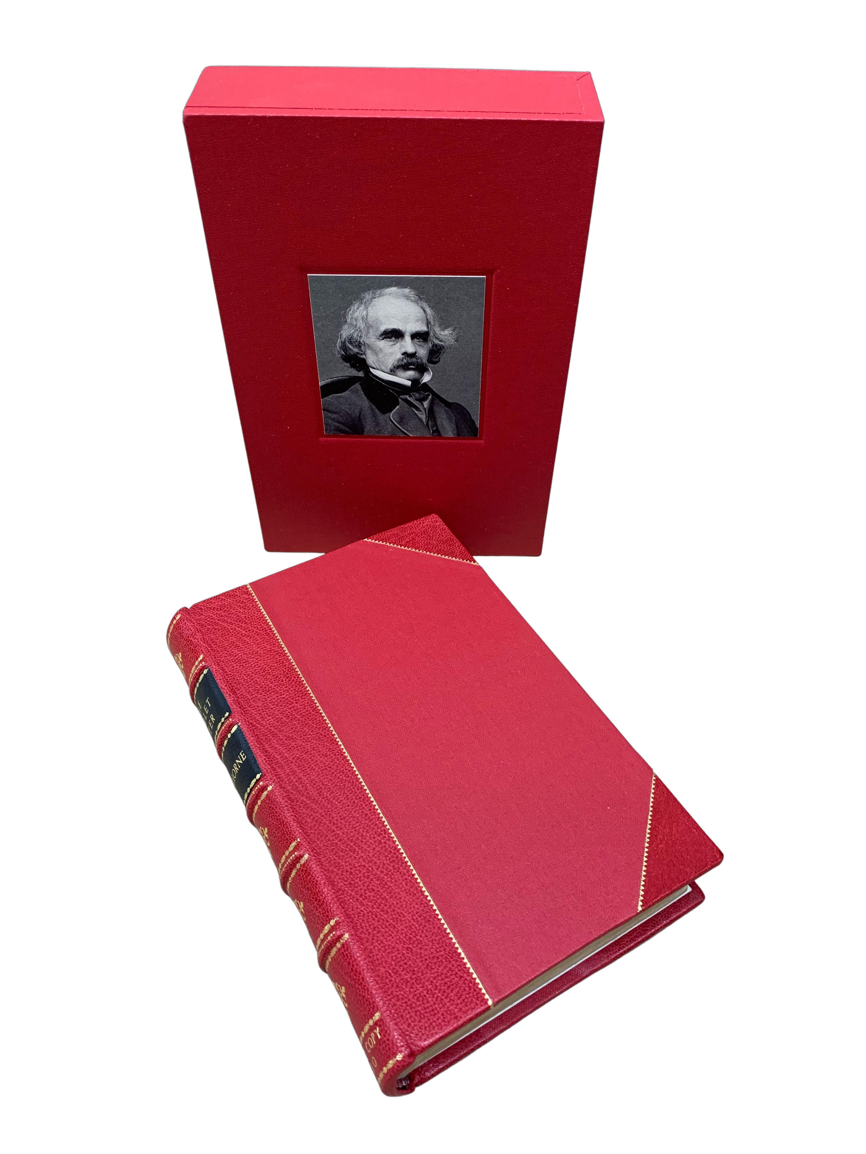 Hawthorne, Nathaniel. The Scarlet Letter, A Romance. Boston : Ticknor, Reed, and Fields, 1850. Imprimé à Cambridge : Metcalf and Company. Deuxième édition imprimée. 8vo. Signature découpée à l'intérieur. Relié en ¾ cuir rouge et plats en toile, avec