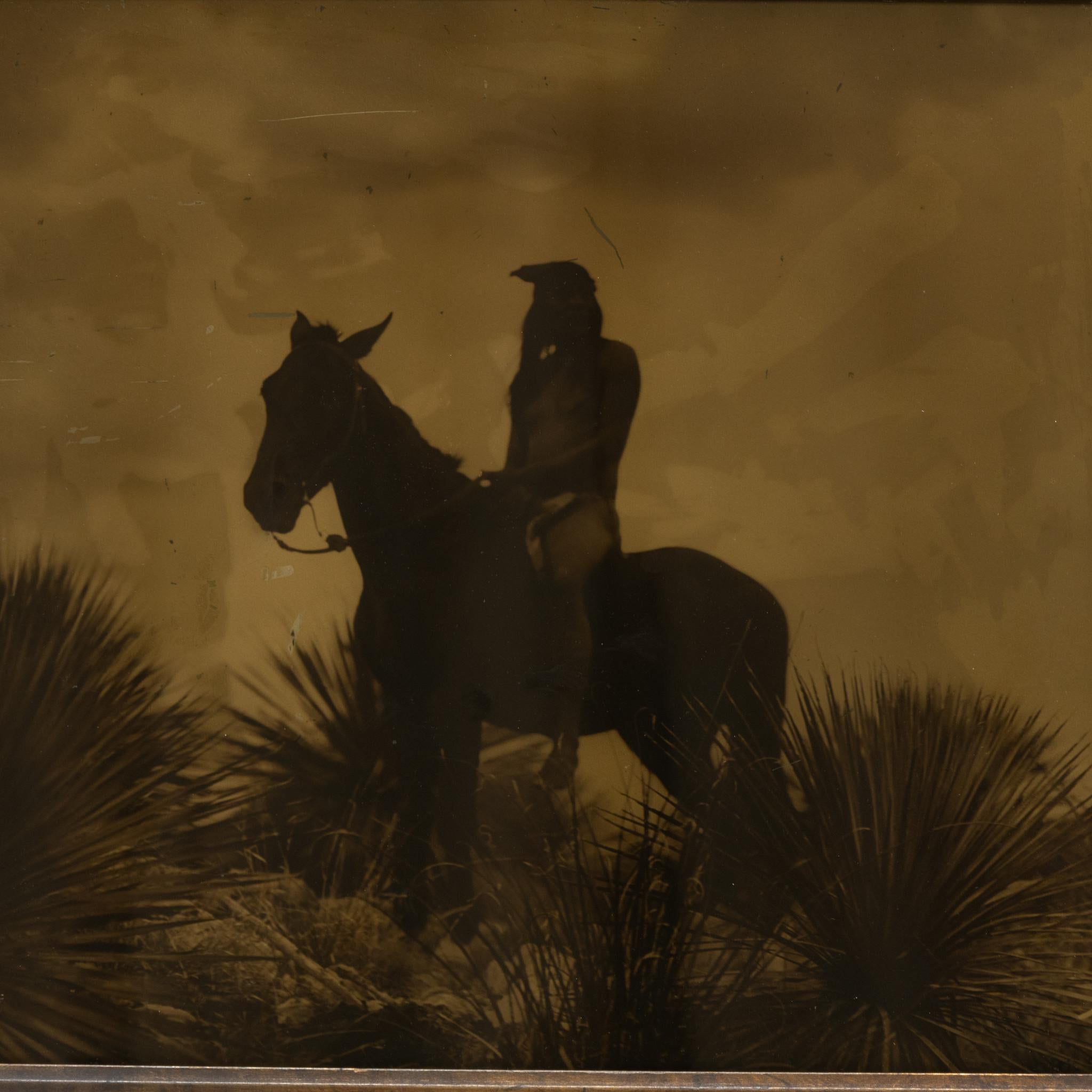 Oroton-Fotografie von 1906 auf Glasplatte. Signiert im Negativ unten rechts. Ein wunderschönes Beispiel für das Werk von Edward Sheriff Curtis mit gedeckten Farben und der starken Silhouette eines Apachen-Scout. Ein außergewöhnliches Stück, perfekt
