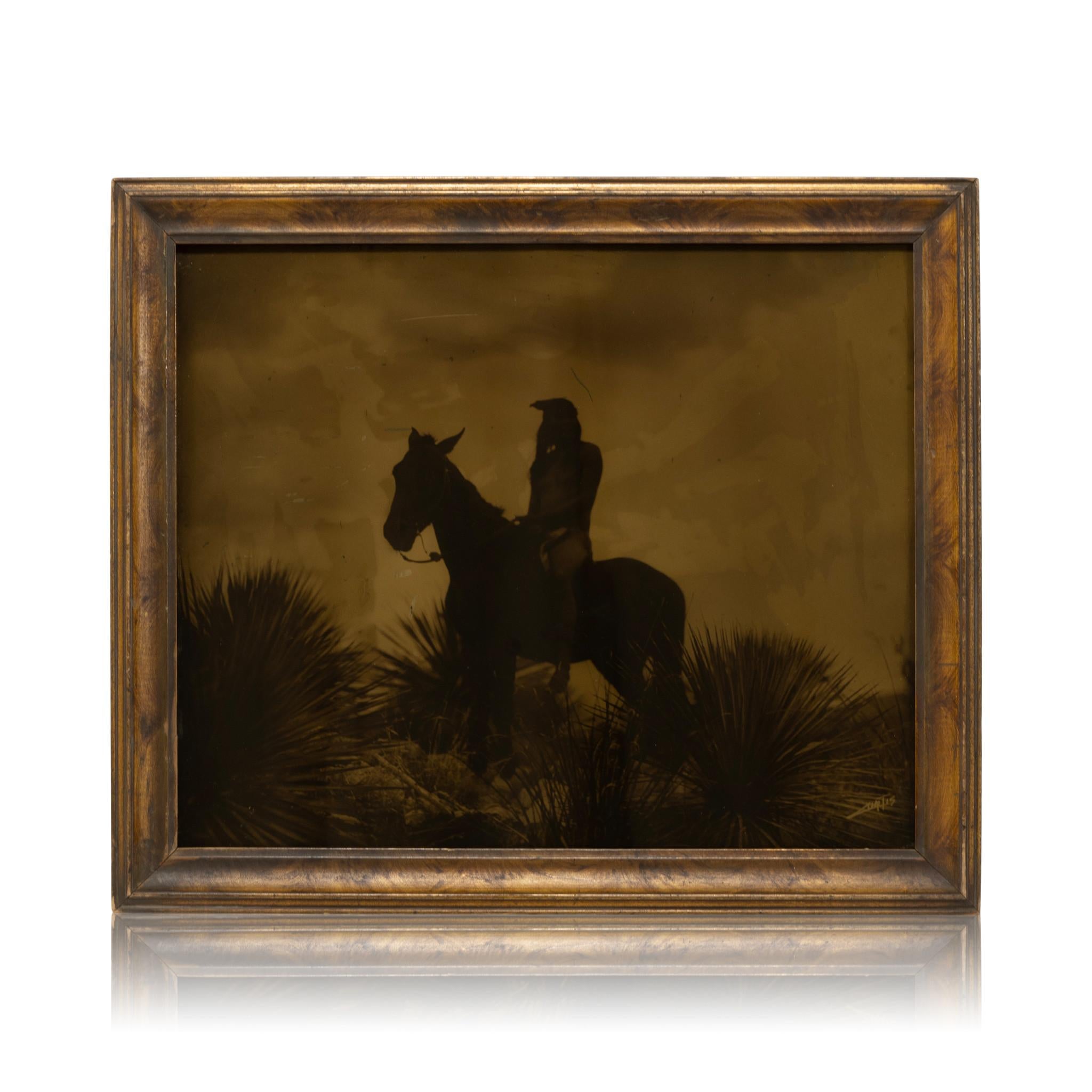 „Der Pfadfinder – Apache“ von Edward Sheriff Curtis (Glas) im Angebot