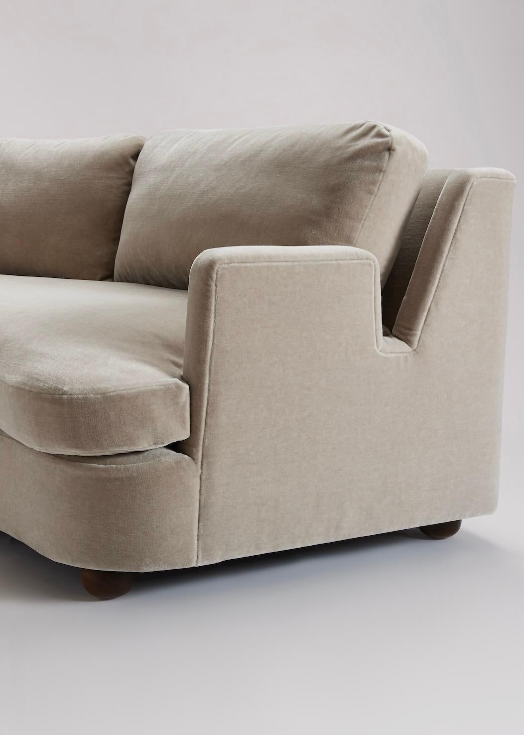 Il divano Sculpted Arc è una curva ampia e morbida, l'antidoto e l'alternativa al classico divano a L, progettato per essere estremamente comodo e versatile. Abbastanza alto dal pavimento, in modo da non faticare ad alzarsi dopo e con un supporto