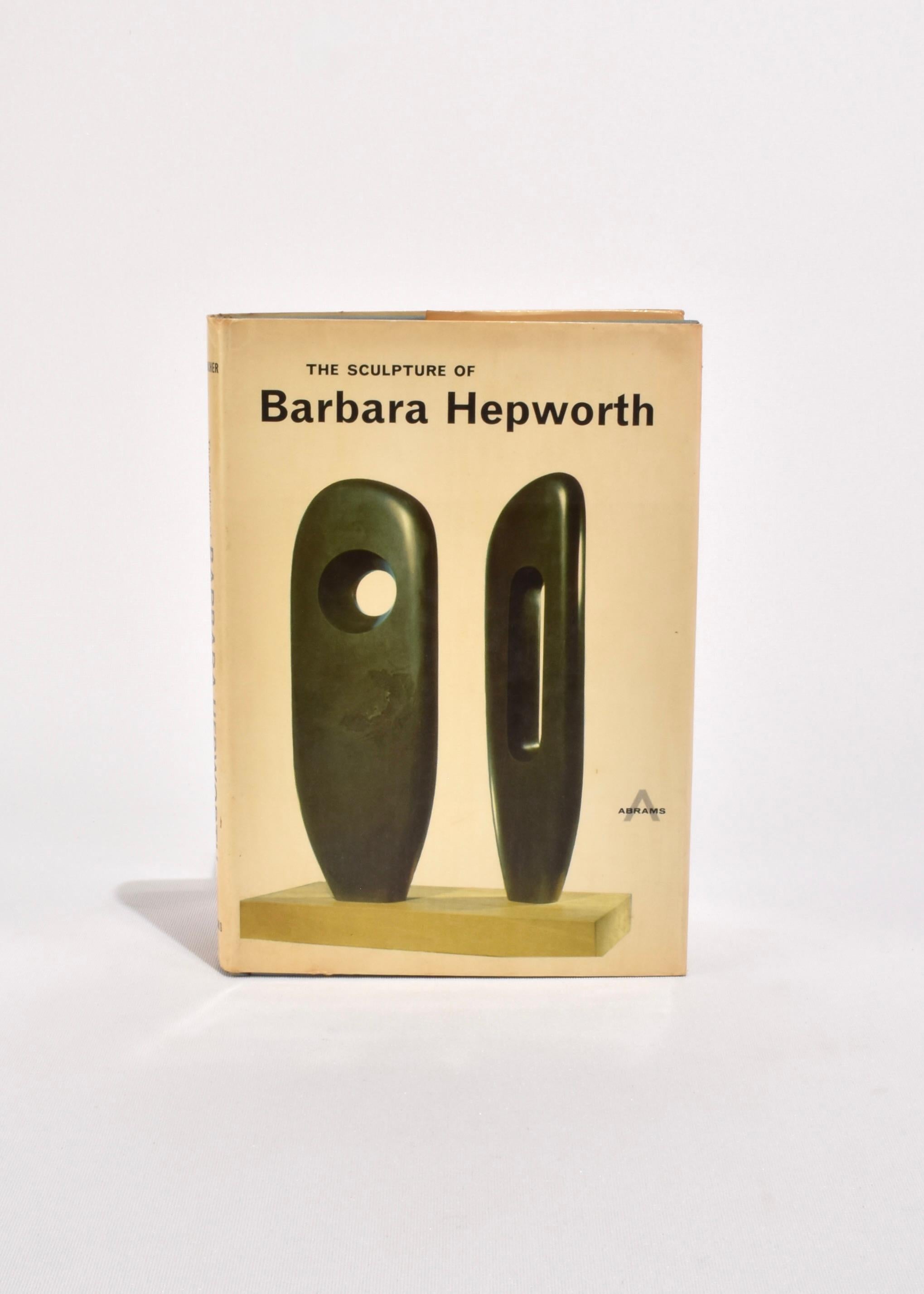 Libro de tapa dura titulado La escultura de Barbara Hepworth, cuyo autor es A. M. Hammacher. Publicado por Harry N. Abrams, Nueva York. 216 páginas. Ca década de 1960.

