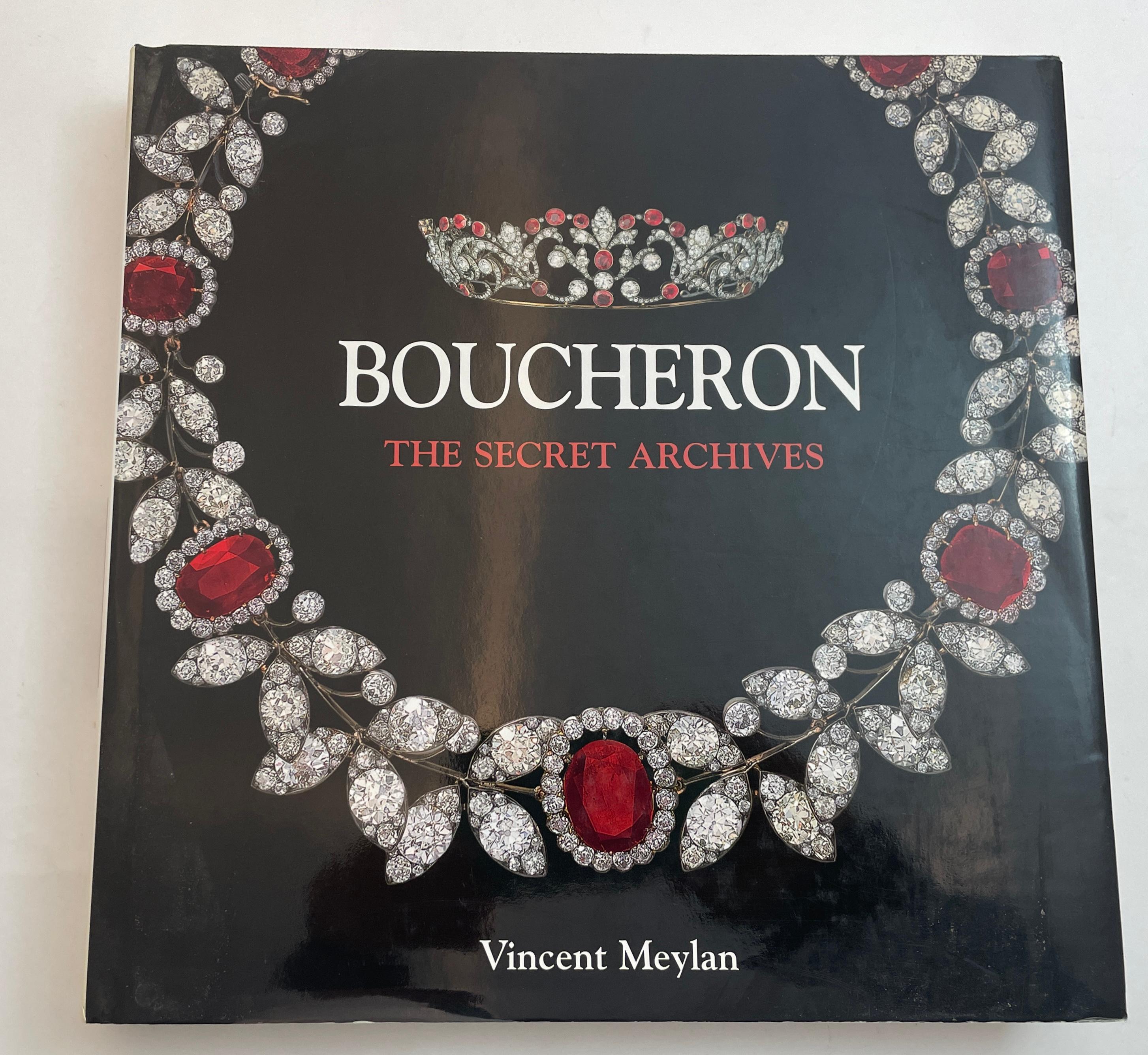 Les archives secrètes de Boucheron Livre relié de Vincent Meylan.
La maison Boucheron représente l'un des grands joailliers parisiens de ces 150 dernières années. Le fondateur, Frédéric Boucheron, a ouvert sa première boutique en 1858. Nombre de ses