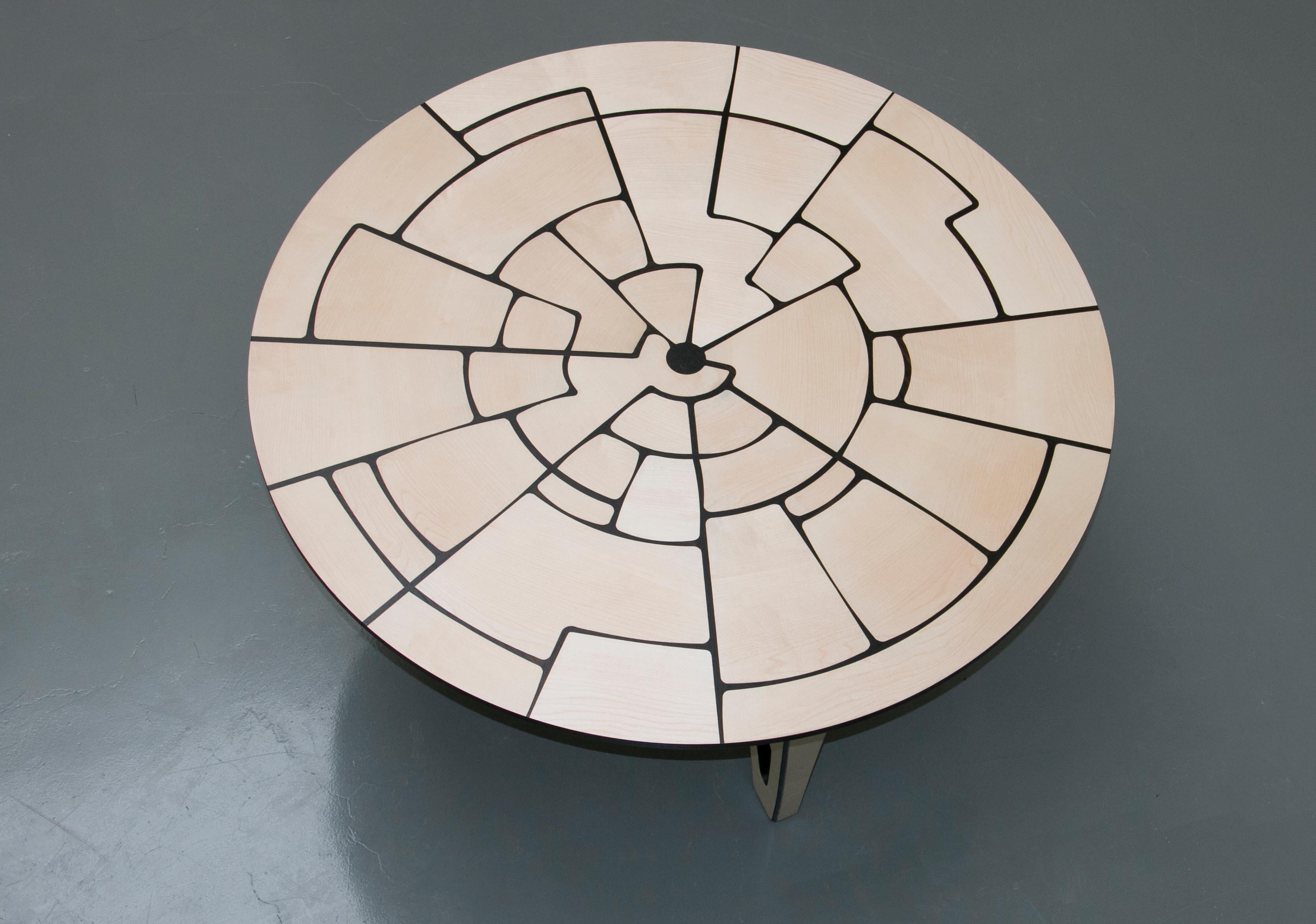 Présentée avec succès à la Milan Design Week 2019, cette table faite à la main complétée dans la technique traditionnelle d'incrustation a été conçue par Ivan Paradisi avec l'idée d'un motif géométrique complexe qui est en train de divulguer une