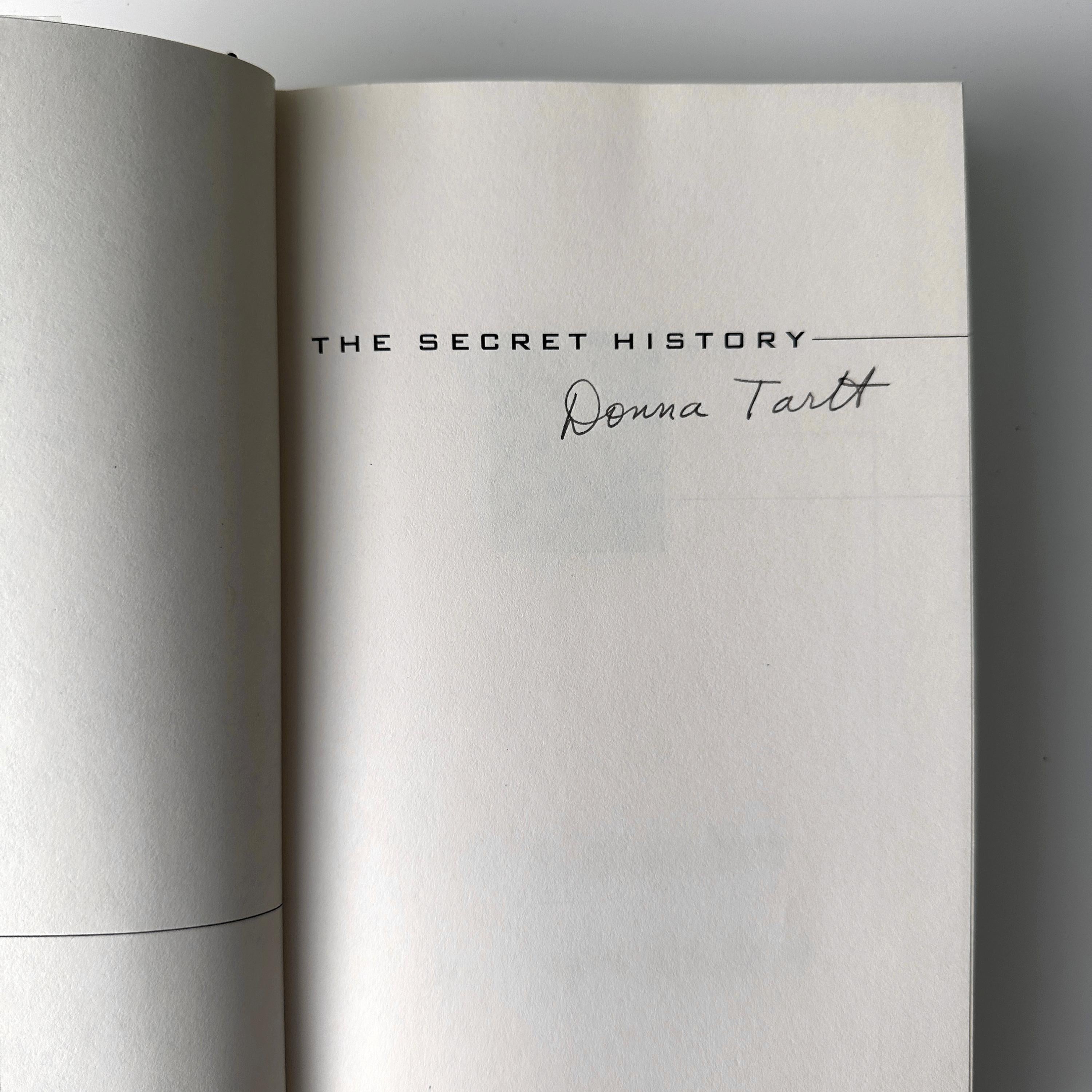 The Secret History von Donna Tartt, Erstausgabe, signiert im Zustand „Hervorragend“ im Angebot in Southbury, CT