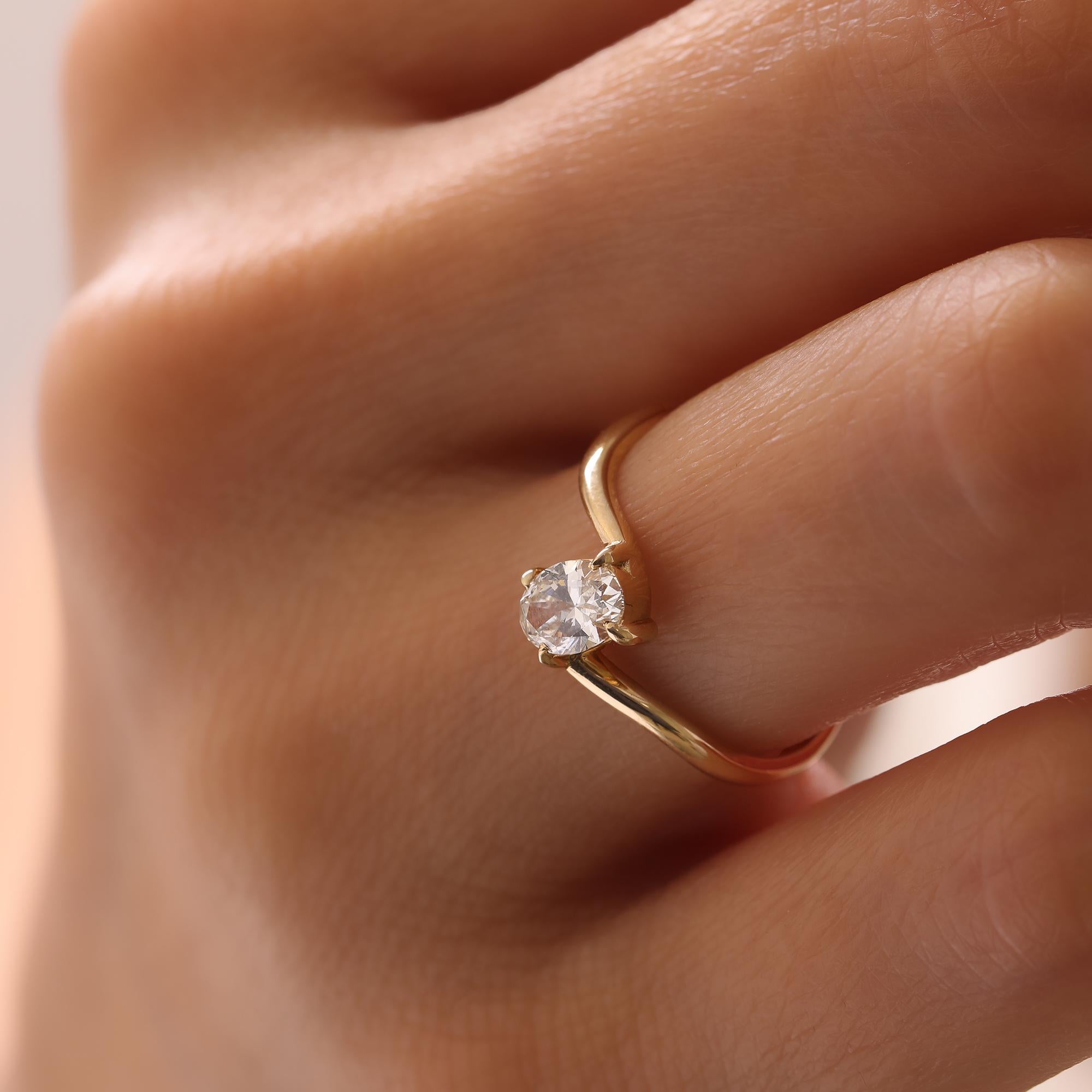 En vente :  La bague de fiançailles Seraphina à diamant ovale 4