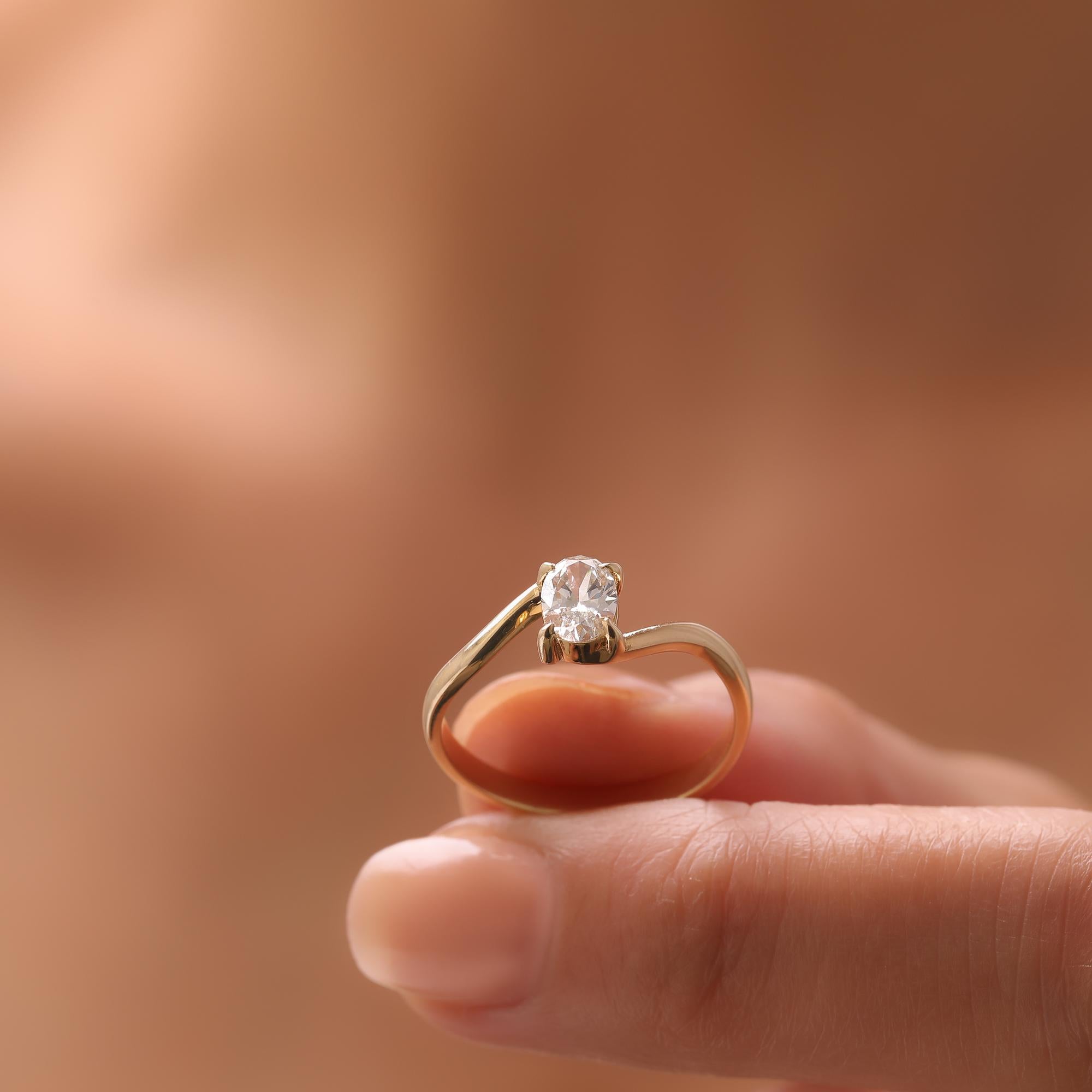 En vente :  La bague de fiançailles Seraphina à diamant ovale 5