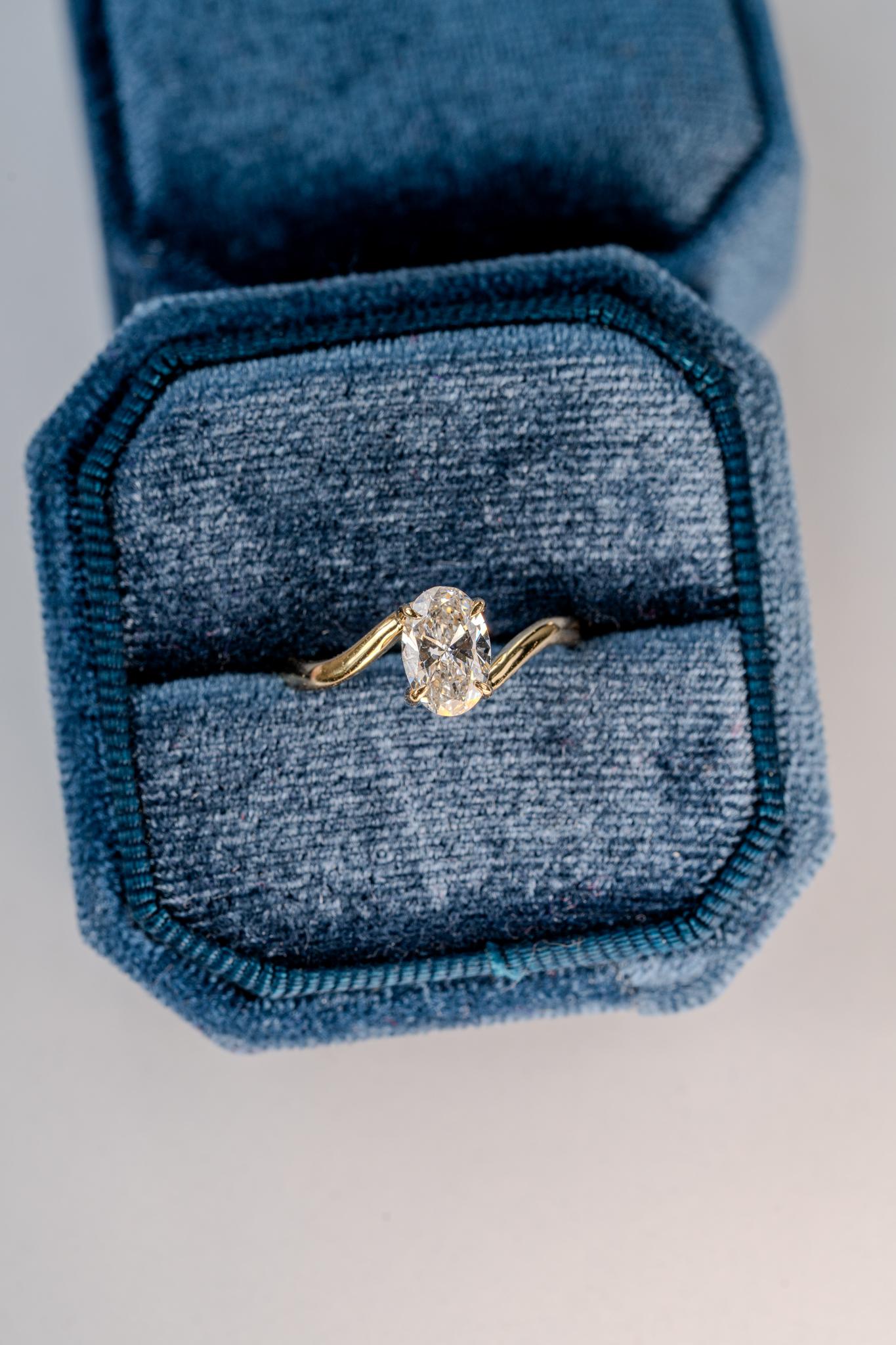 En vente :  La bague de fiançailles Seraphina à diamant ovale 7