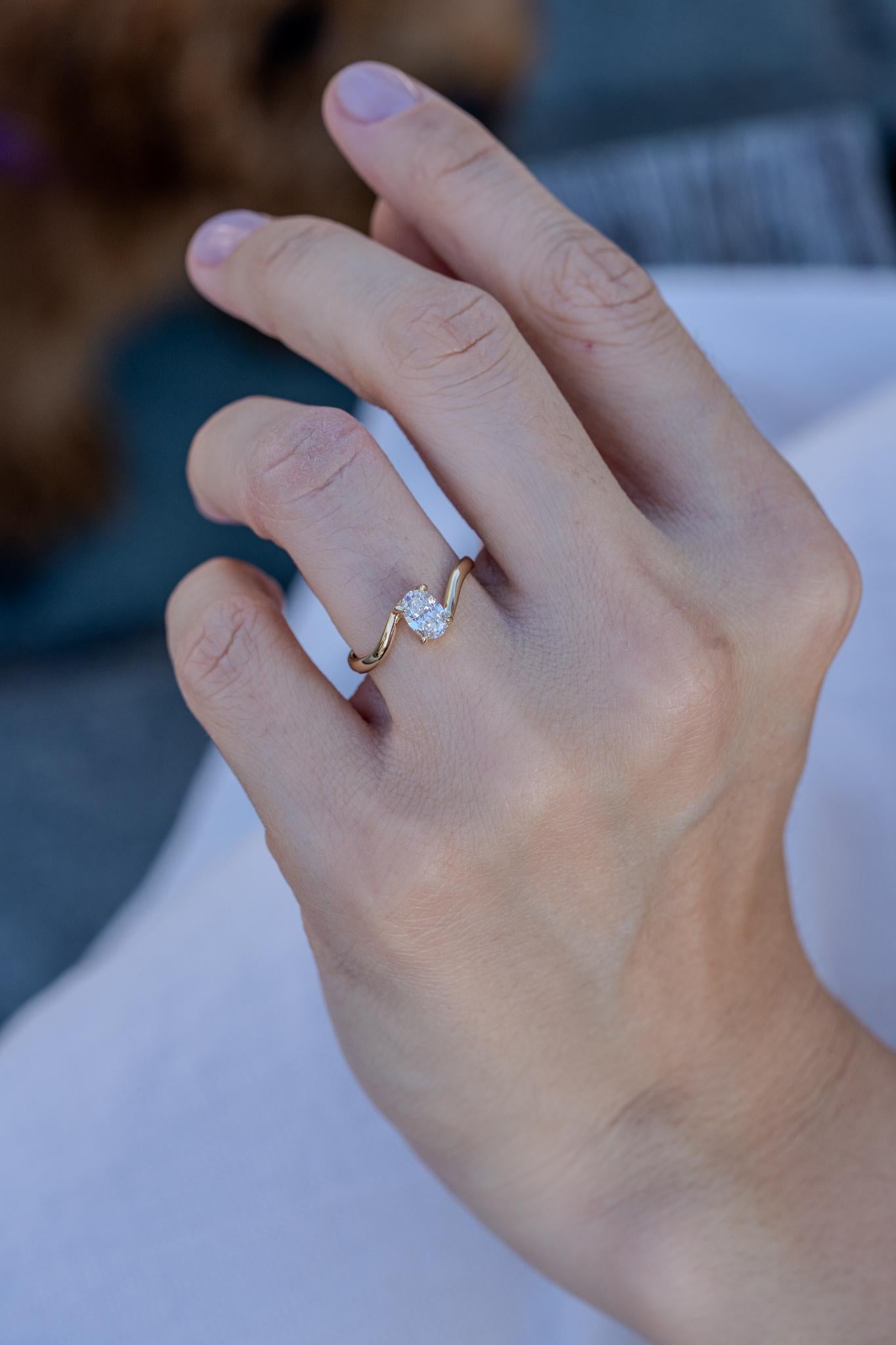 En vente :  La bague de fiançailles Seraphina à diamant ovale 8