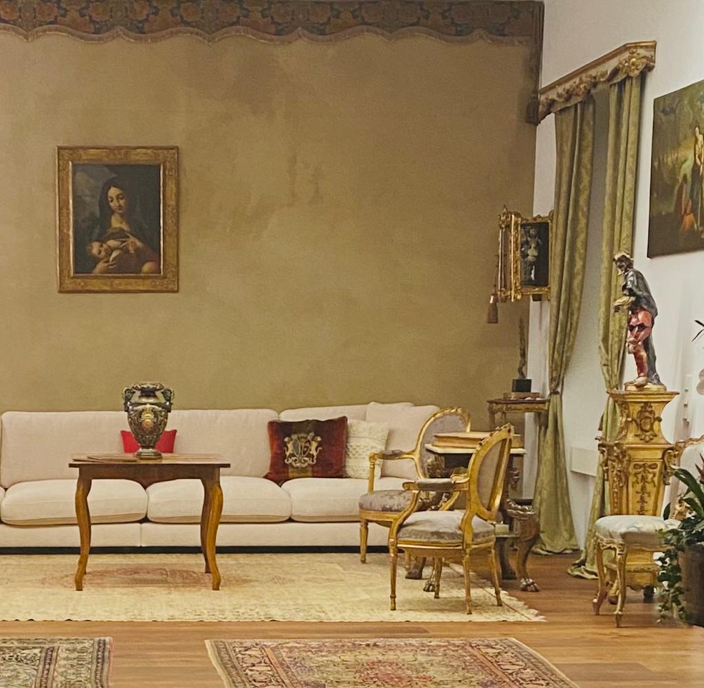 Set aus drei originalen vergoldeten Louis-XVI-Sesseln aus dem 18. Jahrhundert im Angebot 5
