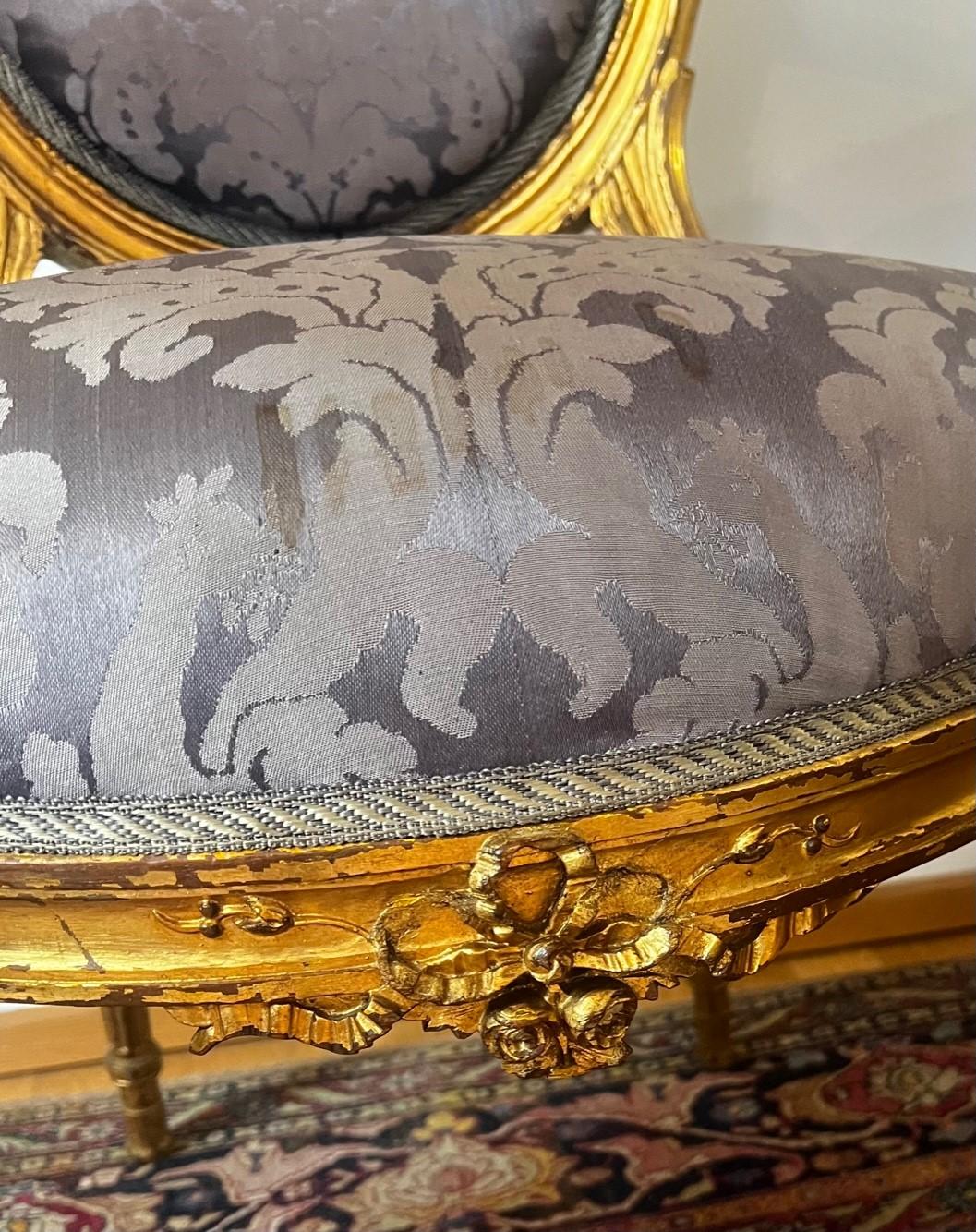 Set aus drei originalen vergoldeten Louis-XVI-Sesseln aus dem 18. Jahrhundert (Gold) im Angebot