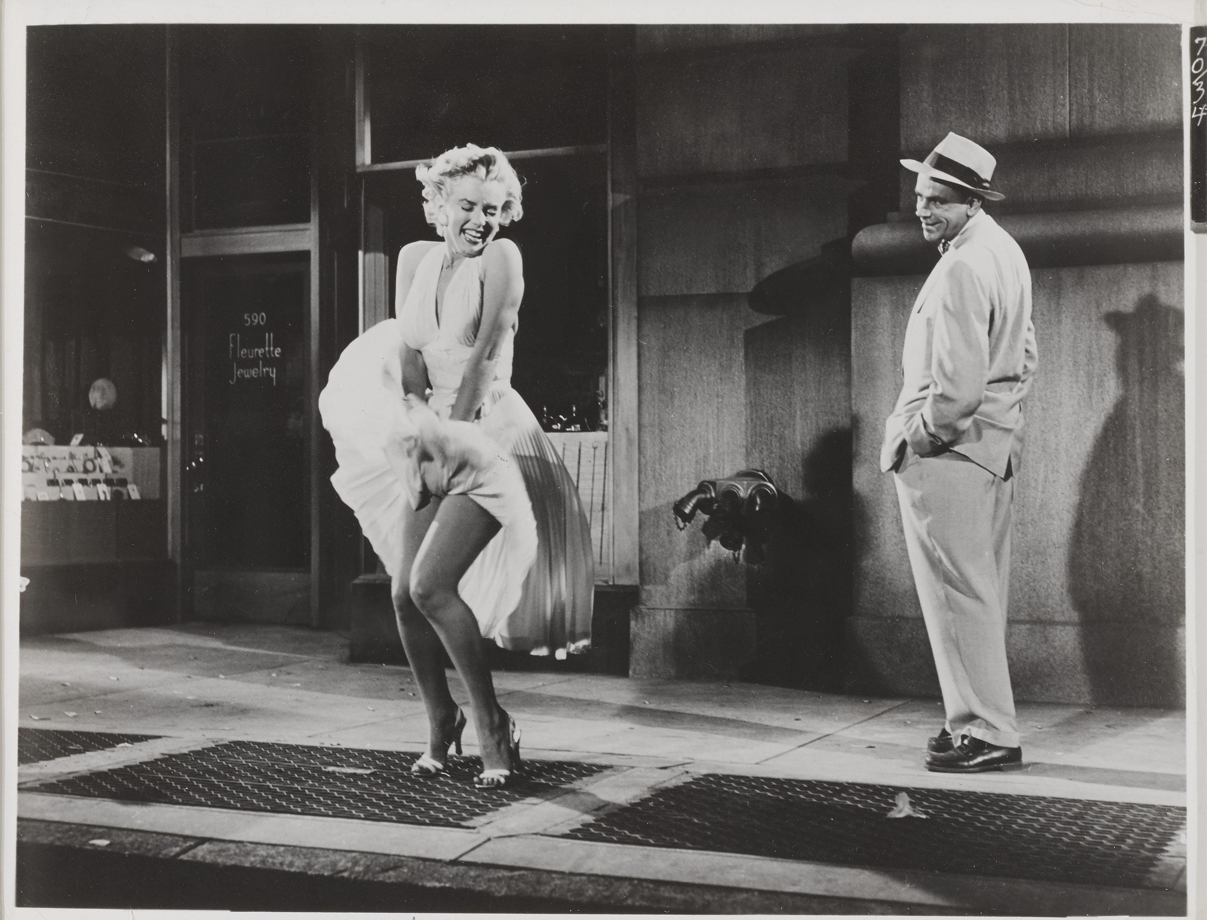 Original 1955 US 20th century Fox photographic production still used to promote the romance, comedy film The Seven Year Itch. Réalisé par Billy Wilder avec Marilyn Monroe, Tom Ewell, Evelyn Keyes.
Il y a une fenêtre en plexiglas au dos du cadre