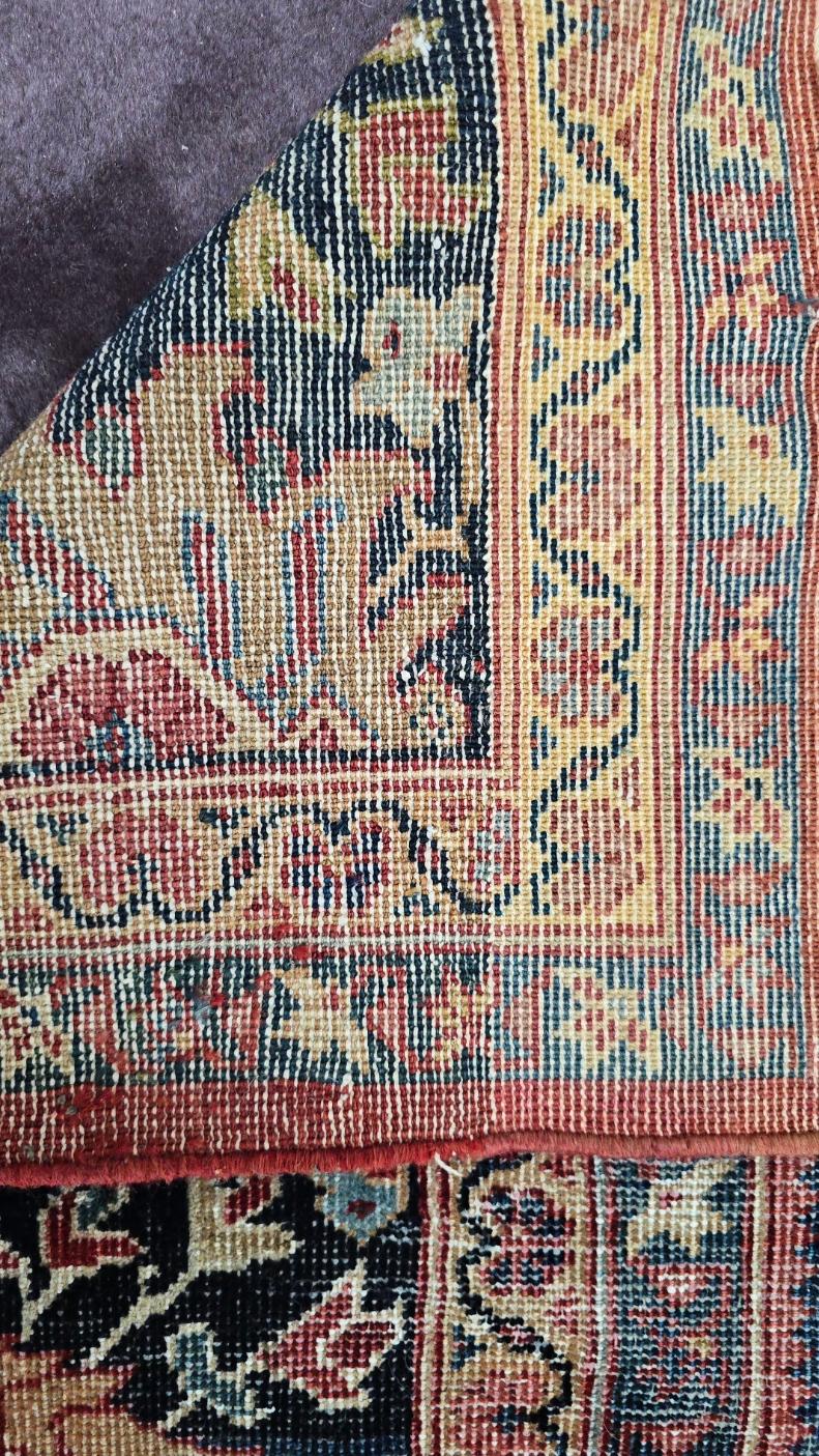Porta a casa l'eleganza dell'artigianato persiano con questo antico tappeto persiano Mahal Fereghan, un pezzo autentico dell'inizio del XX secolo. Misura 6x12  Questo tappeto in lana annodato a mano presenta un grazioso motivo floreale all-over