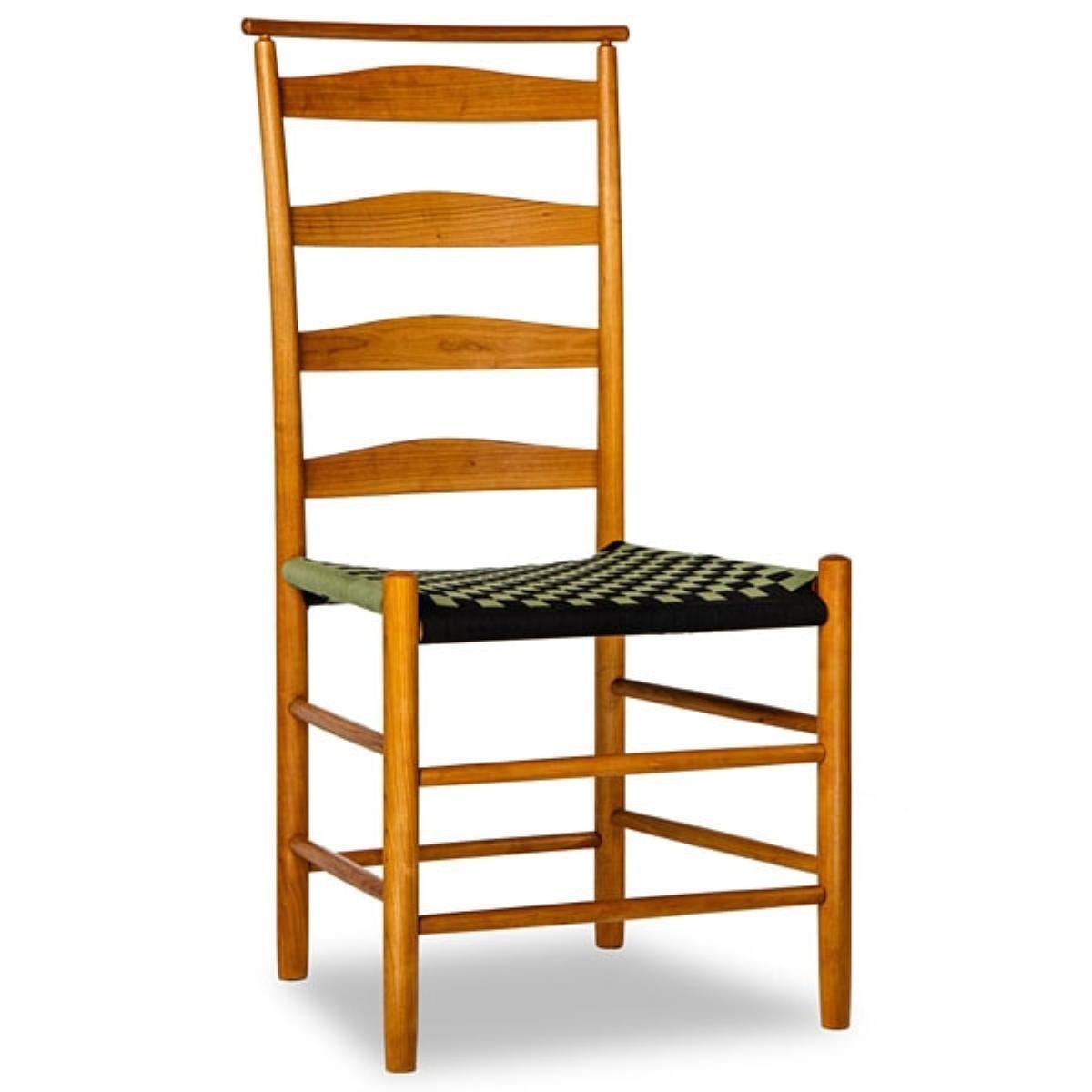Américain The Shaker Ladder Slat Straight Back Side Chair With Shawl Rail (Chaise d'appoint Shaker à dossier droit et à barreaux) en vente