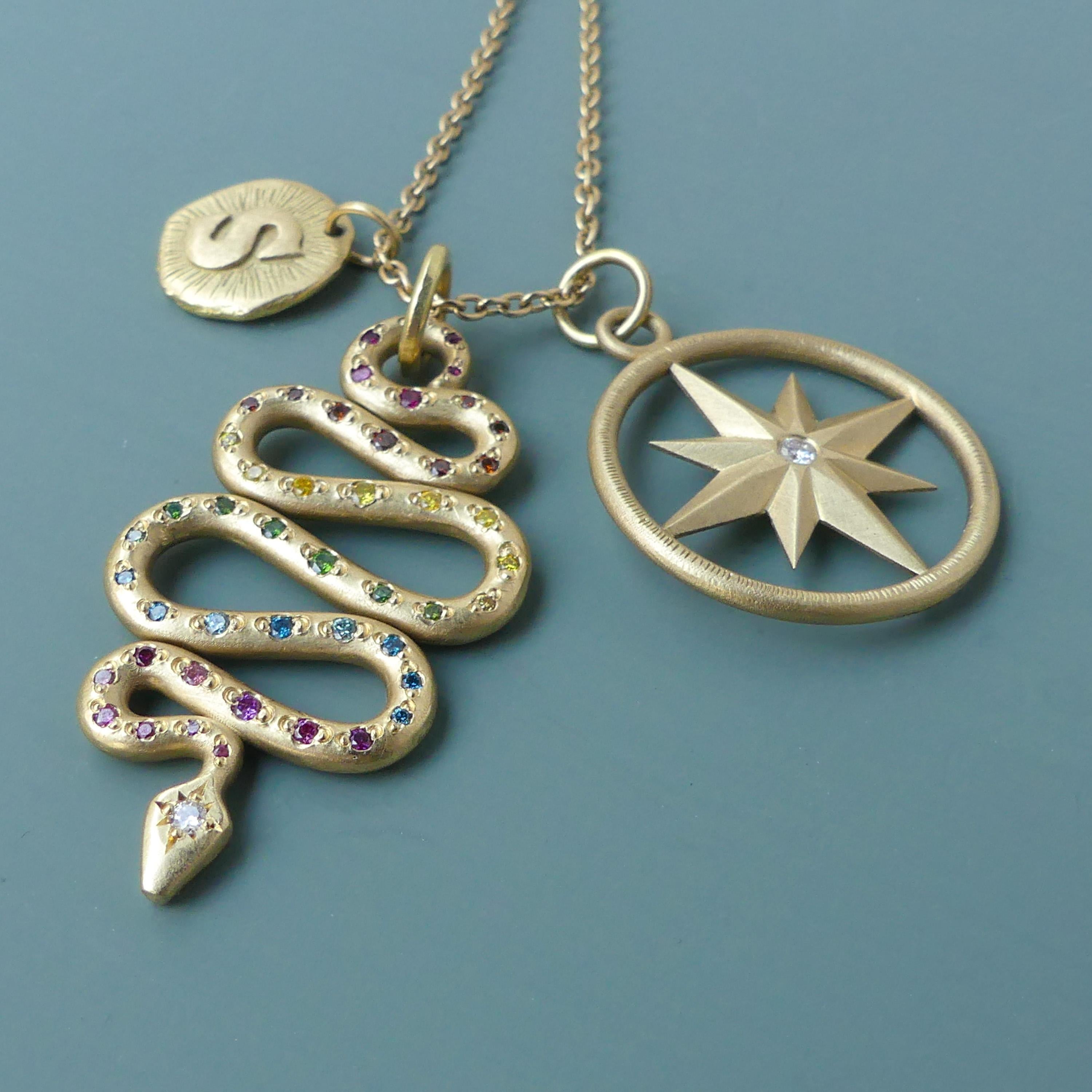 Artisan Amulette Shanti Compass en or jaune extrait de 18 carats et diamants en vente