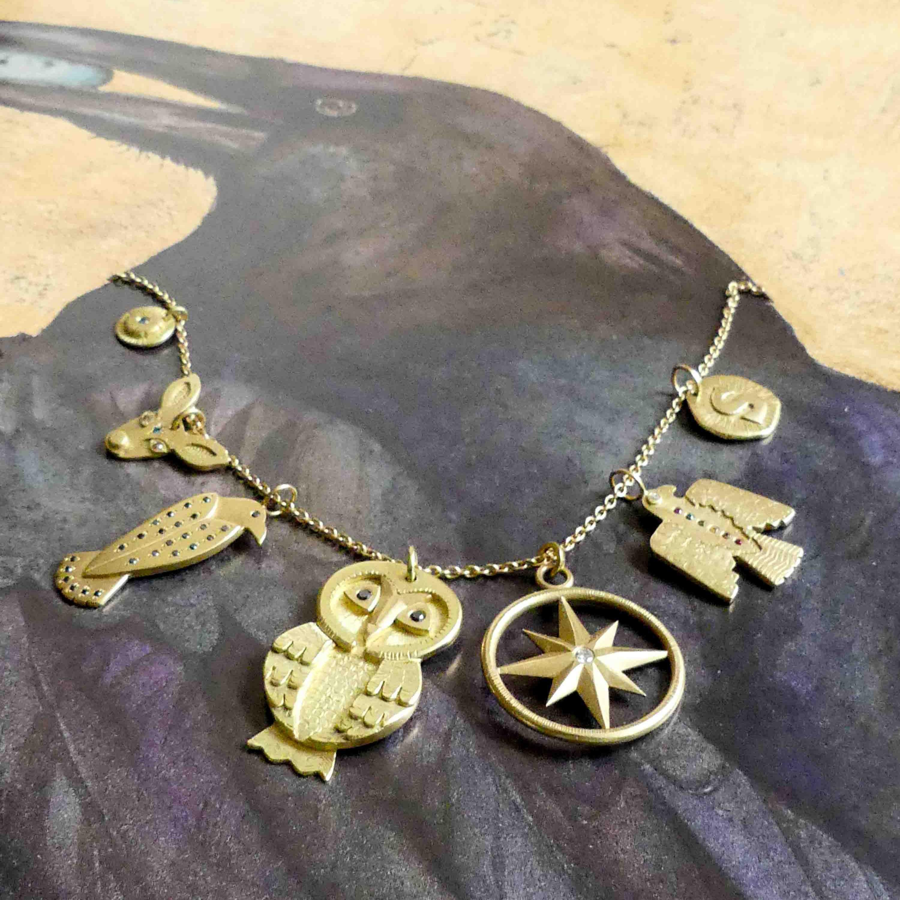 Taille brillant Amulette Shanti Compass en or jaune extrait de 18 carats et diamants en vente