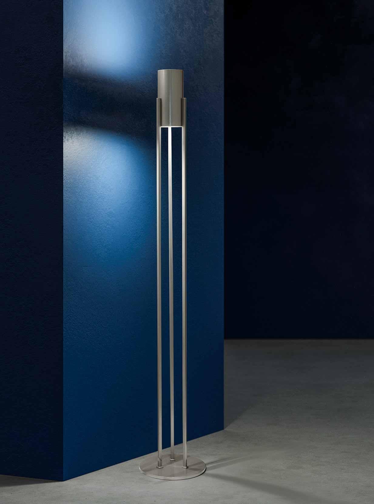 The Shape Floor Lamp, 21513, by Stillux Illuminazione
Dimensions: D 30 x H 180 cm.
Materials: Steel.

Available in velvet black, blue, green, sand, bronze, or copper. Please contact us.

All our lamps can be wired according to each country. If sold