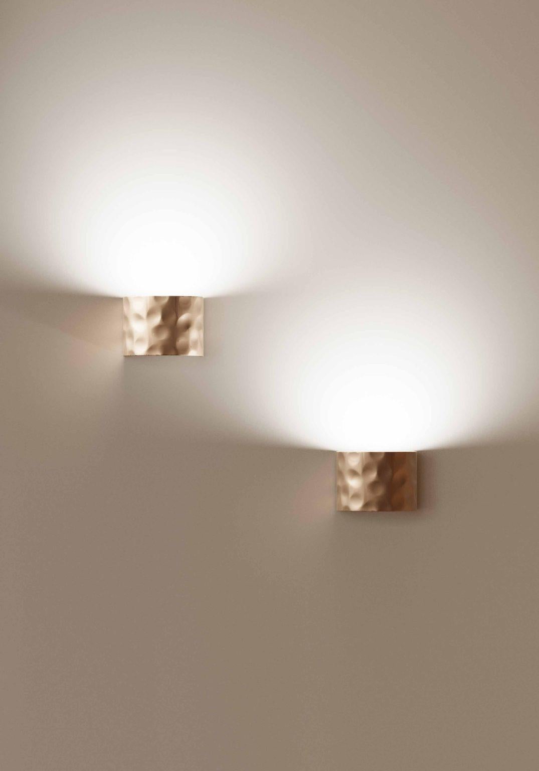 Lampada da parete Shape, 21520, di Stillux Illuminazione
Dimensioni: P 11 x L 9,5 x H 7 cm.
Materiali: Steele, ottone satinato.

Disponibile in nichel, cromo, nichel satinato, nichel nero, rame placcato, oro ombra, oro placcato, ottone satinato o