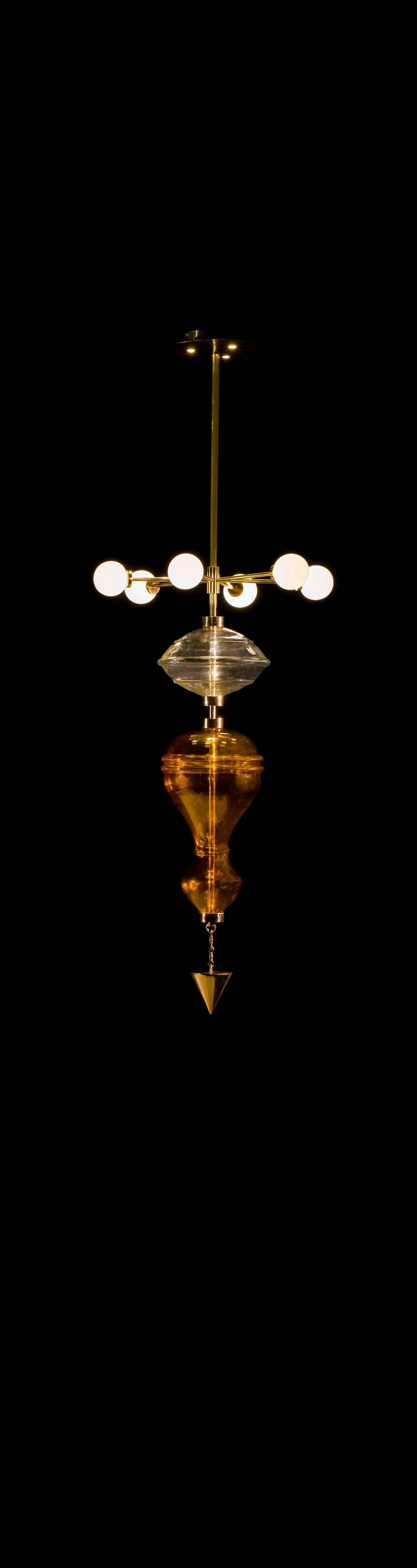 La lampe suspendue Shikhara s'inspire de proportions dérivées des temples indiens. Il représente le système des cinq éléments ou Panchmahabhuta - Bhumi (Terre), Jala (Eau), Agni (Feu), Vayu (Air ou Vent), Akash (Ether), chaque forme représentant