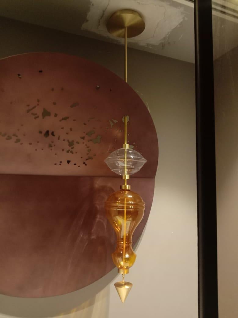 Moderne Lampe à suspension Shikhara, édition 6 pieds avec verre soufflé et laiton en vente