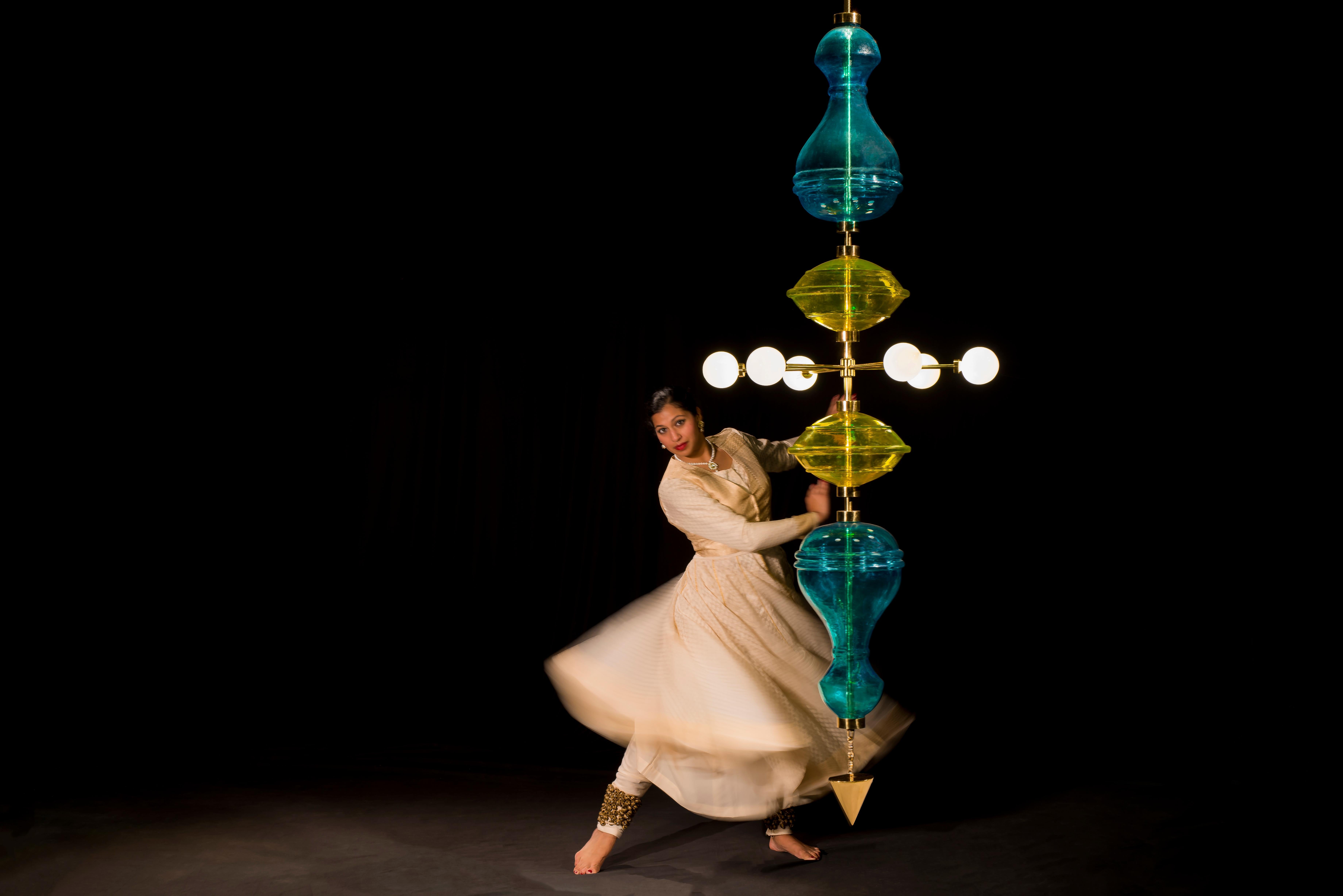 Indien Lampe à suspension Shikhara, édition 9 pieds avec verre soufflé et laiton en vente