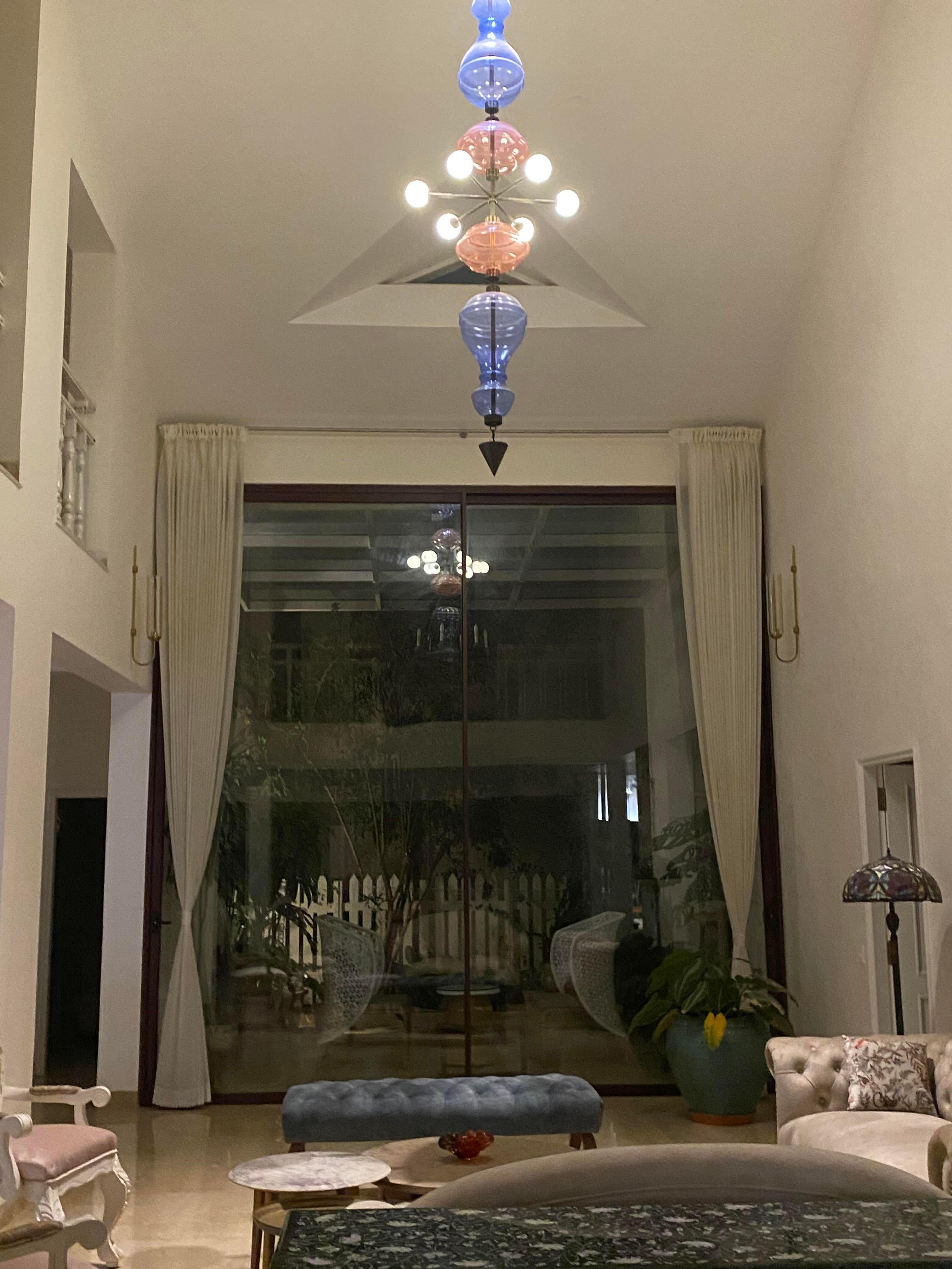 XXI secolo e contemporaneo Lampada a sospensione Shikhara, edizione di 9 piedi con vetro soffiato e ottone in vendita