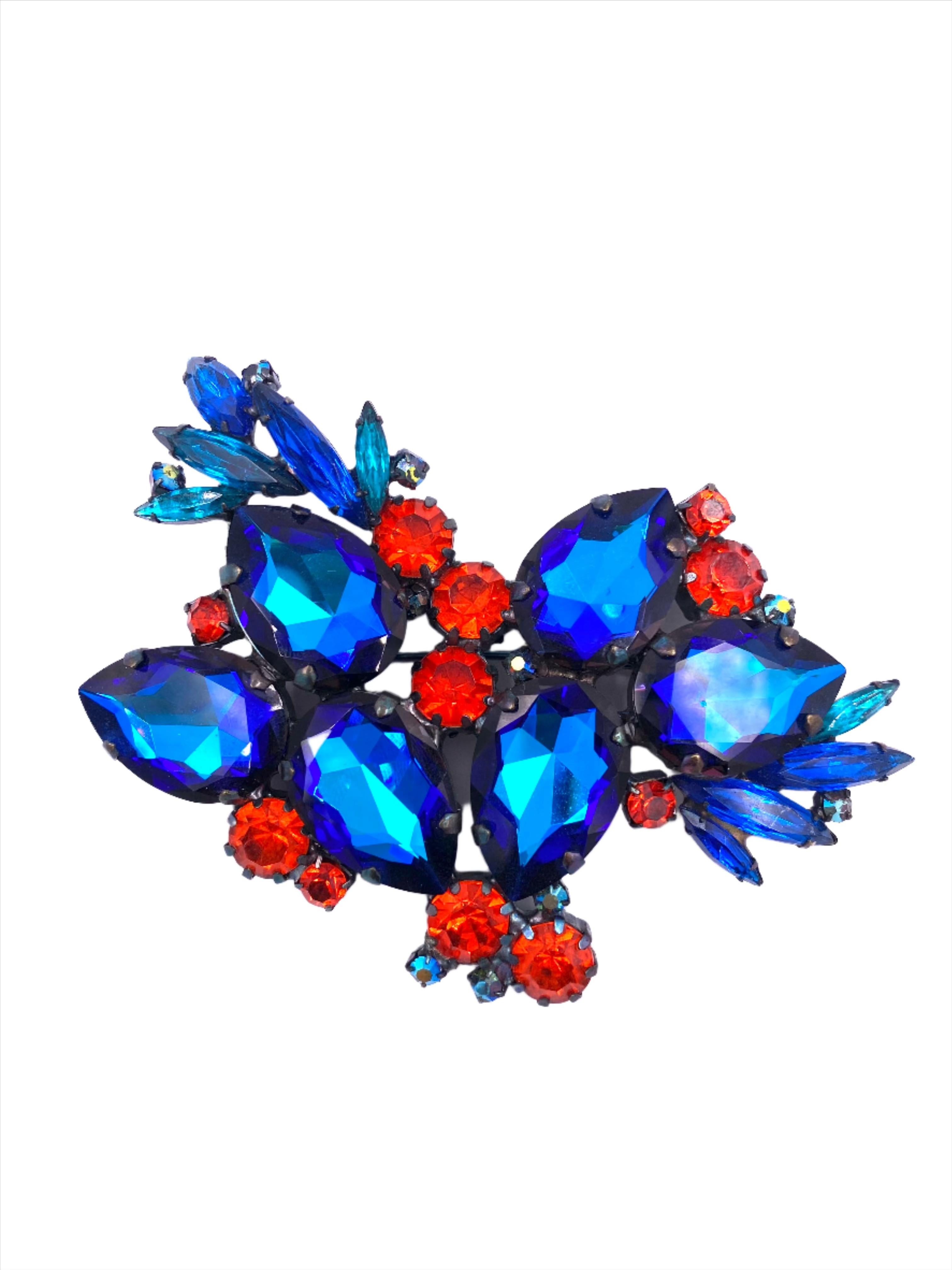 « The Show Must Go On », grande broche en cristal rouge et saphir Unisexe en vente