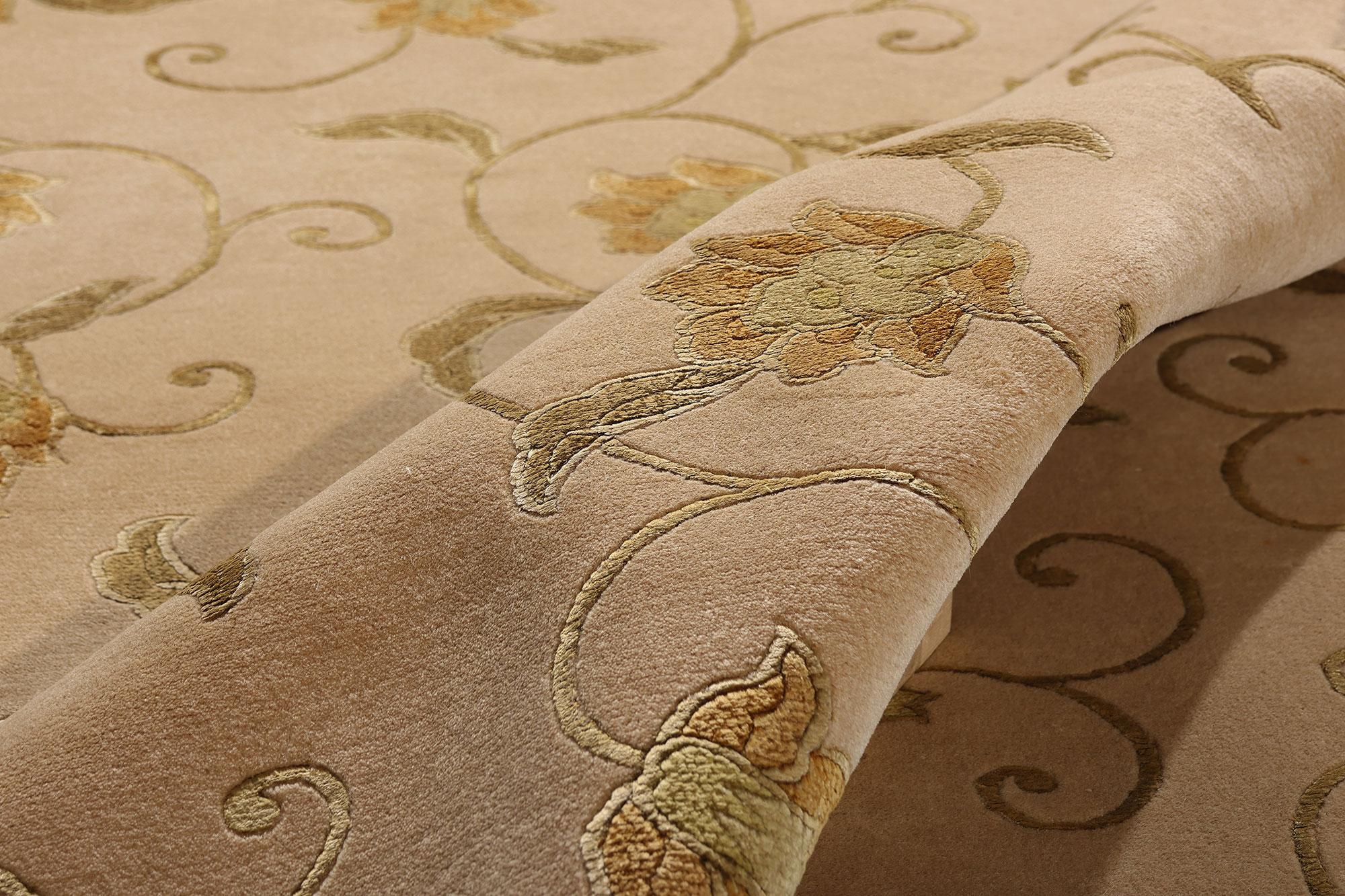 Népalais La fleur de l'Himalaya en soie : Un chef-d'œuvre tibétain d'époque à l'élégance tranquille en vente