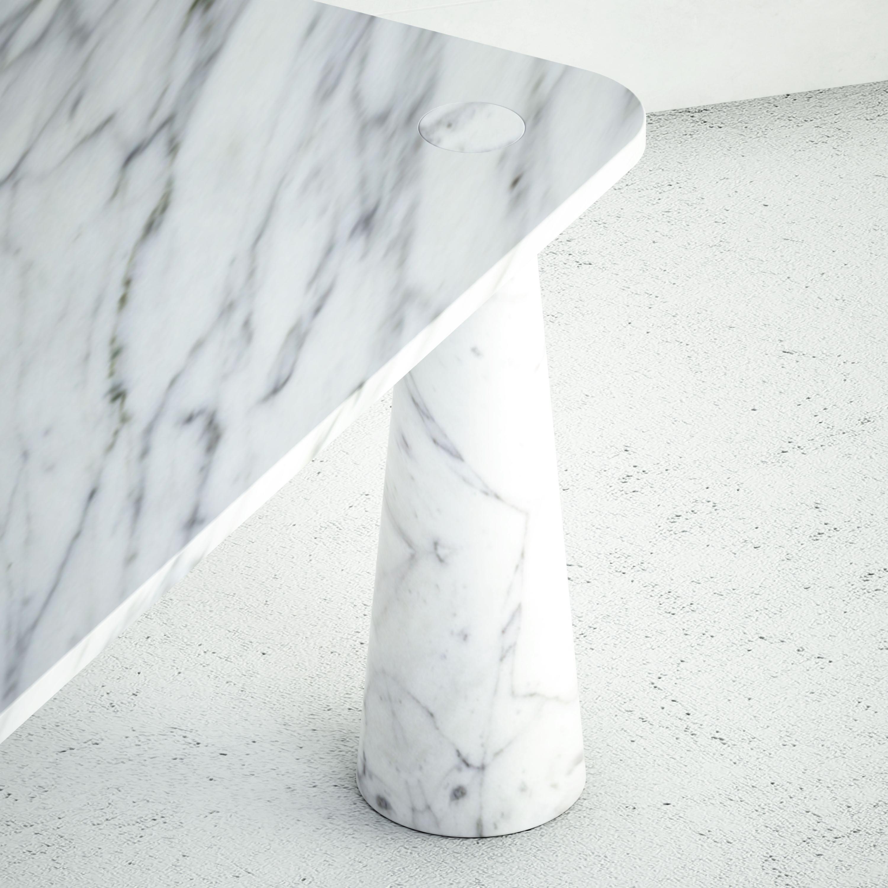 Américain The Simone : une table de salle à manger moderne en pierre avec un plateau rectangulaire et des pieds ronds en vente
