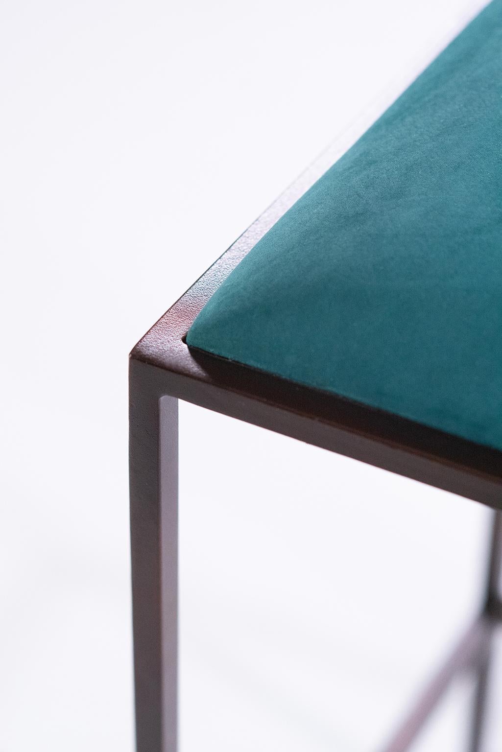 Poli Tabouret en cuir tapiss du 21e sicle dans un cadre linaire en acier, chaise de bar simple en vente