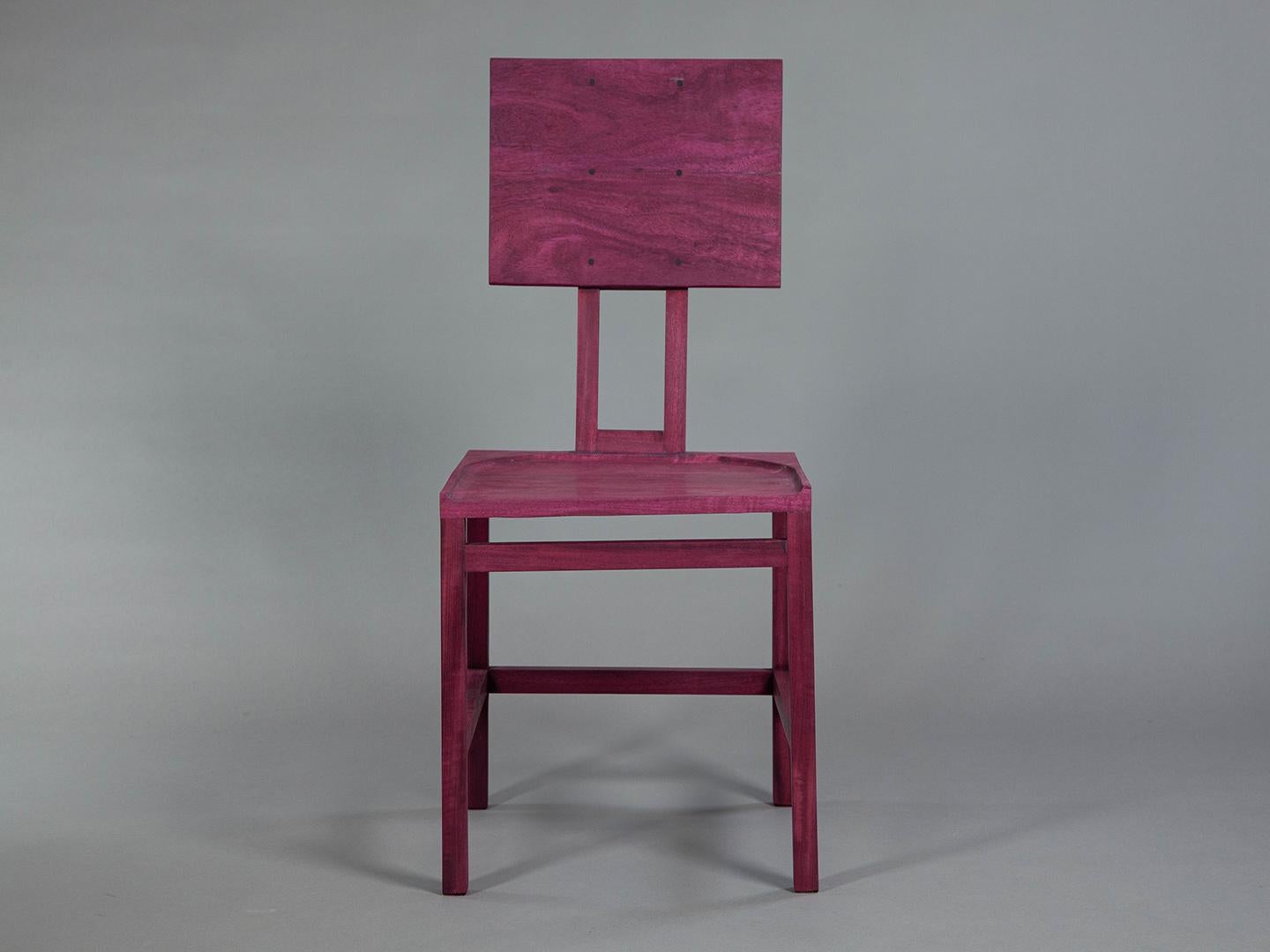 Une chaise entièrement fabriquée en bois massif. Robuste, résistant et confortable, il présente des lignes droites et une assise sculptée. L'intention du designer était de créer une chaise simple, discrète et élégante.

Le designer 
Amilcar Oliveira