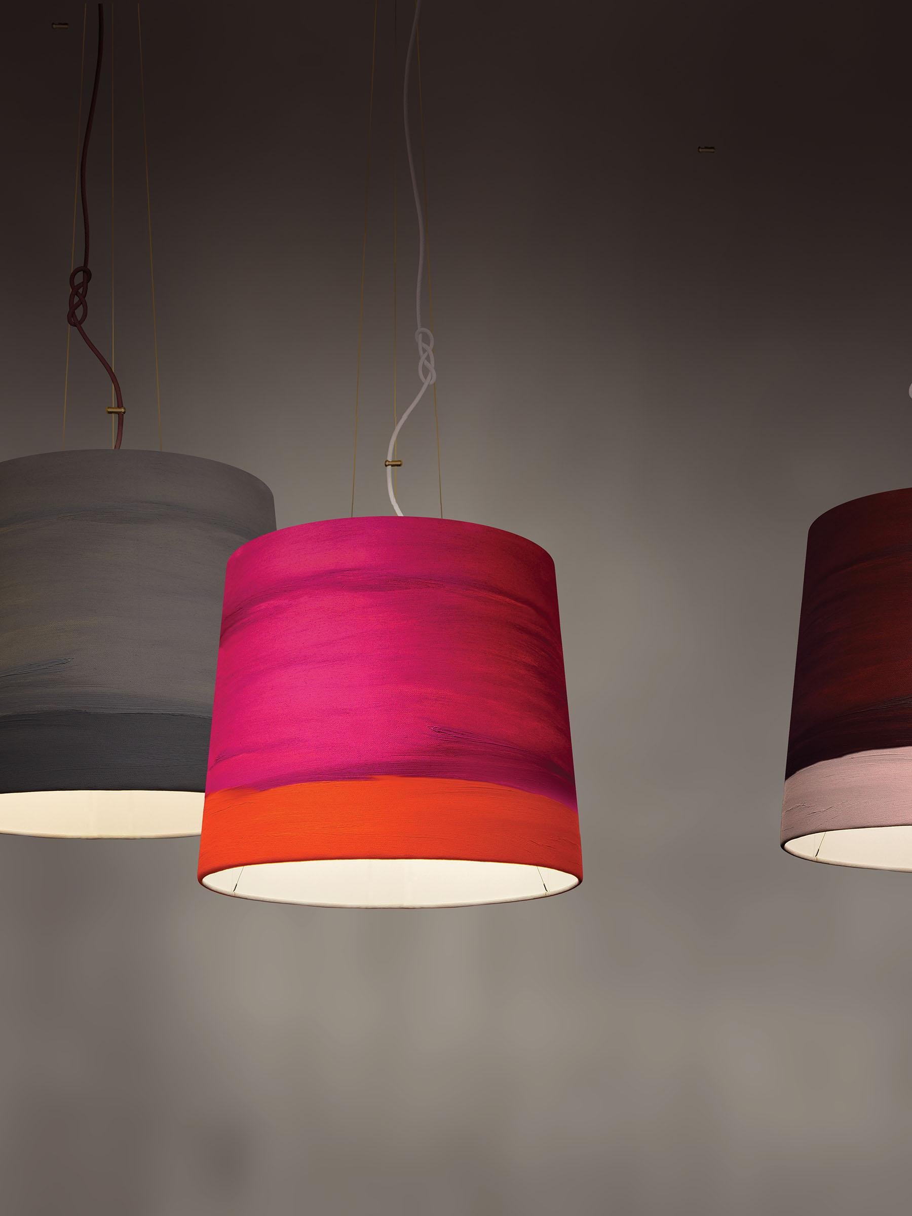Lampada a sospensione media The Sisters Intense di Mammalampa
Un pezzo unico.
Creato da Ieva Kalēja.
Dimensioni: Ø 43 x H. 200 cm.
Materiali: Tela dipinta.

Disponibile in diverse dimensioni e colori. Tutte le nostre lampade possono essere cablate a