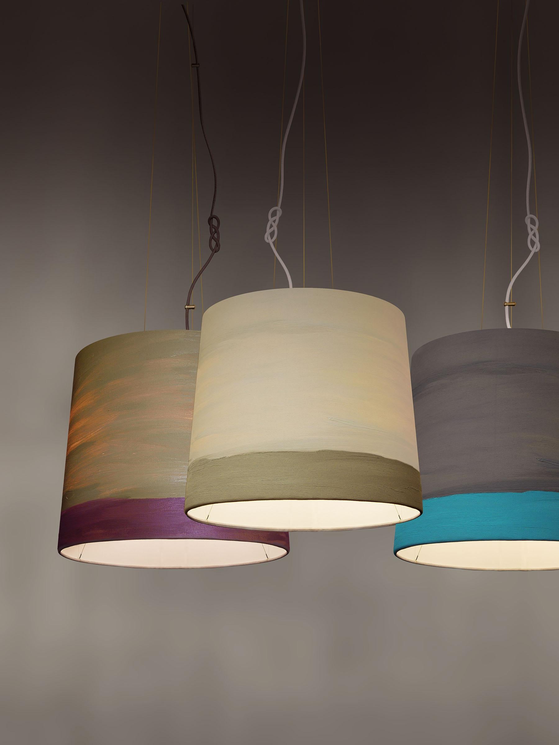 Lampada a sospensione media The Sisters Luna di Mammalampa
Un pezzo unico.
Creato da Ieva Kalēja.
Dimensioni: Ø 43 x H. 200 cm.
Materiali: Tela dipinta.

Disponibile in diverse dimensioni e colori. Tutte le nostre lampade possono essere cablate a