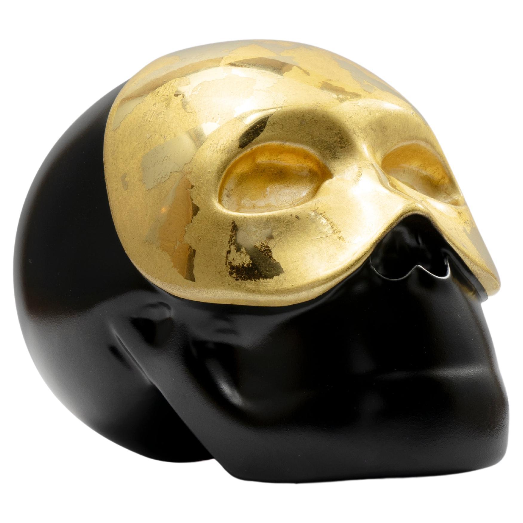 THE SKULL „Goldener Innenfutter“, handbemalte Harzskulptur von Gio Pagani