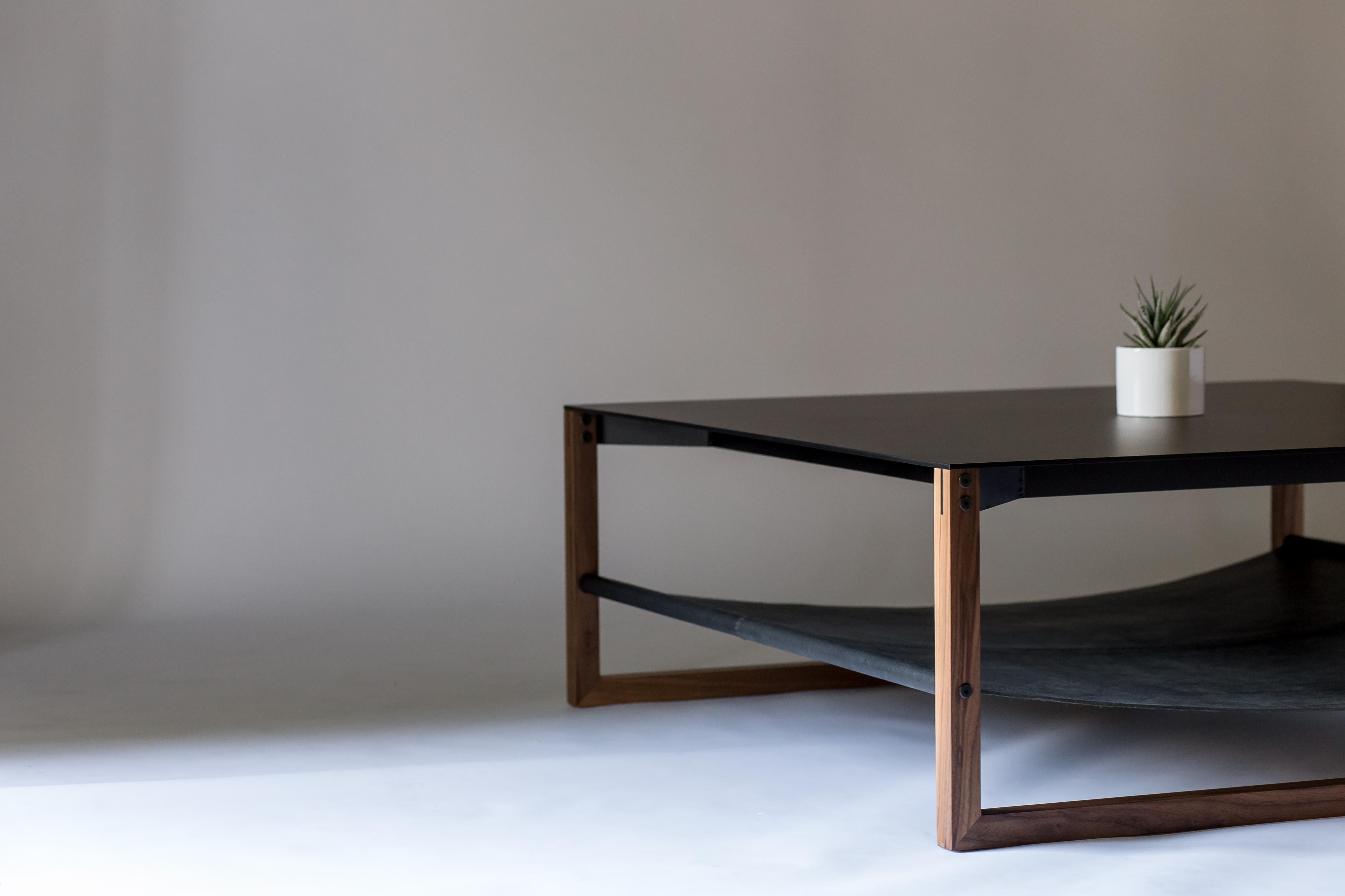 The Sling, Modern Aluminum, Leather and Walnut Square Coffee Table (21. Jahrhundert und zeitgenössisch) im Angebot