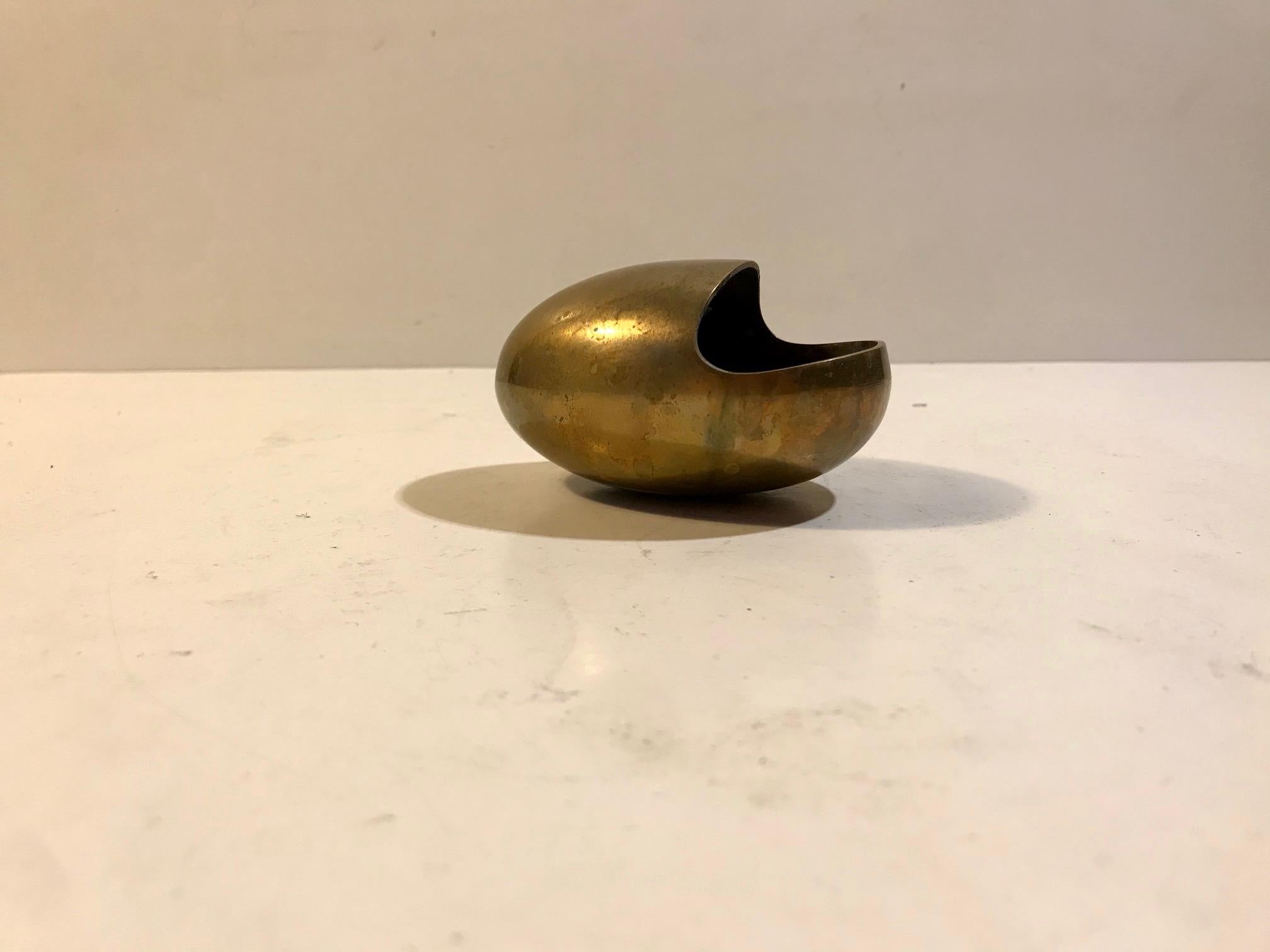 Egg shaped brass ashtray designed and manufactured by Carl Cohr in Fredericia Denmark during the 1950s. Stamped Cohr, Denmark - to the base. It remains in beautiful un-polished vintage condition with a deep/rich patina.