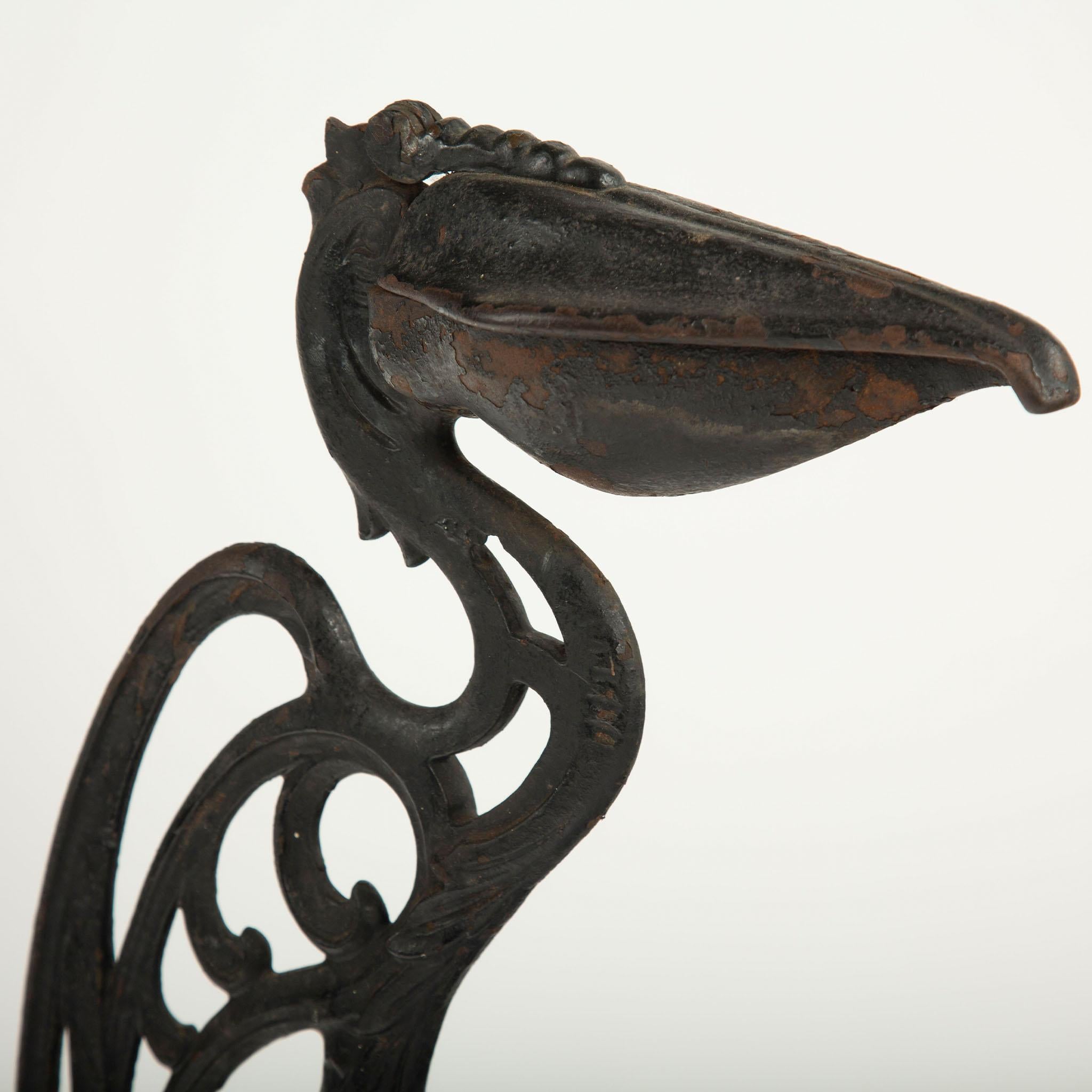 20ième siècle Le calao fumeur : Sculpture cendrier décorative en vente